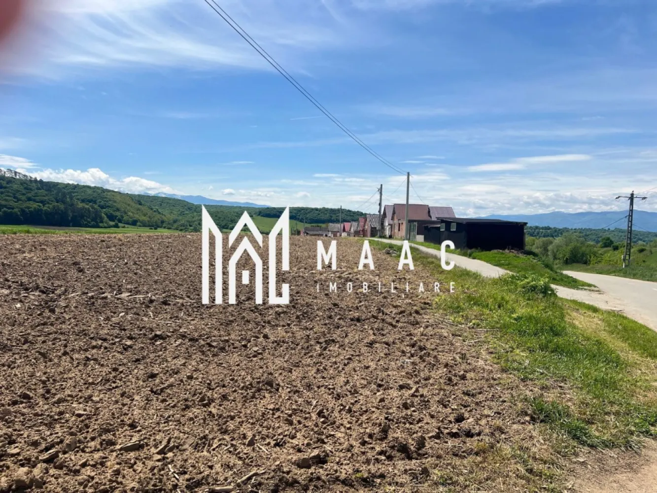 TEREN I 45200 MP - MAAC Imobiliare ofera spre vanzare teren extravilan, situat la 10 minute fata de Sibiu. Terenul detine certificat de urbanism cu urmatorii indici urbanistici: POT 35%, CUT: 0,7 Terenul beneficiaza de toate utiitatile (gaz, curent, apa si canal) Deschidere la strada asfaltata de 300 ml, iar la strada neasfaltata de 150 ml. Terenul pentru construire necesita aviz de oportunitate pentru PUZ Oportunitate de constructii hale industriale sau case de tip duplex si unifamiliale P+E. Pentru mai multe detalii sau vizionare specificati telefonic CP3020824 }}