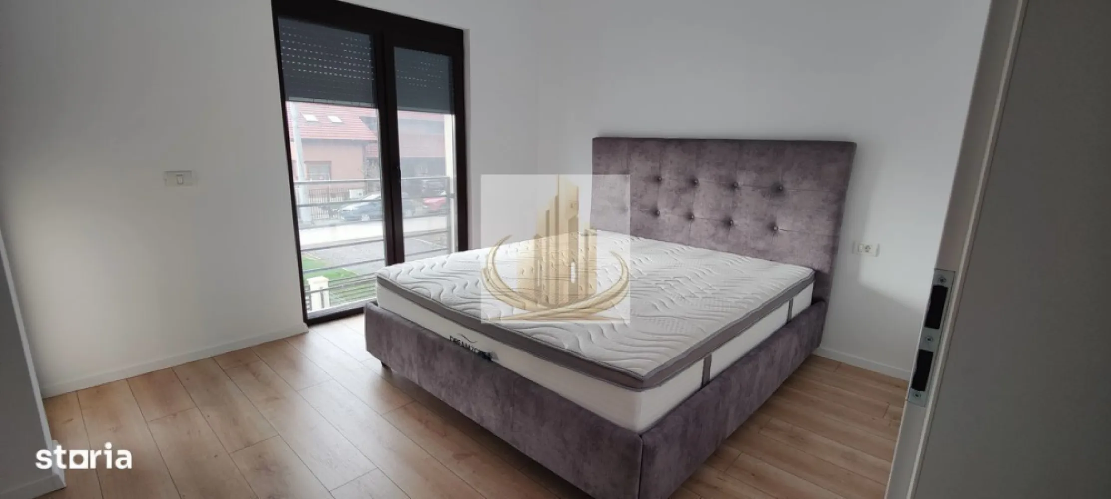 Duplex cu 4 camere,Zona Cora - Locuință modernă, bine compartimentată, situată pe stradă asfaltată, cu toate utilitățile racordate și curte amenajată.Spatiu generos in fata casei,amenajat cu gazon si copaci.Se pot parca 4 masini.Zonă liniștită din Dumbrăvița, cu acces facil, aproape de facilități și infrastructură completă. Detalii generale Suprafață utilă: 111 mp Teren : 330 mp + 100 mp in fata casei. Regim de înălțime: Parter + Etaj (P+1E) Stare: Mobilat conform pozelor Compartimentare: Parter: Living spațios cu zonă de dining Bucătărie Baie cu dus Cameră tehnică / birou Spațiu de depozitare sub scară Etaj: 3 dormitoare, fiecare cu ieșire pe terasă Dressing Baie cu cada Hol Dotări & Beneficii Mobilat conform fotografiilor Centrală pe gaz în condensare Încălzire în pardoseală cu automatizare și control individual in fiecare camera Calorifere in bai Sistem de climatizare Daikin Geamuri tripan + plase de insecte Rulouri electrice la cele 3 dormitoare Terase la toate dormitoarele Terasă acoperită de 17 mp la parter Pod inalt Curte amenajată: gazon matur, pomi fructiferi,gard viu. Foraj + hidrofor pentru irigații / consum exteriorCurent trifazic }}