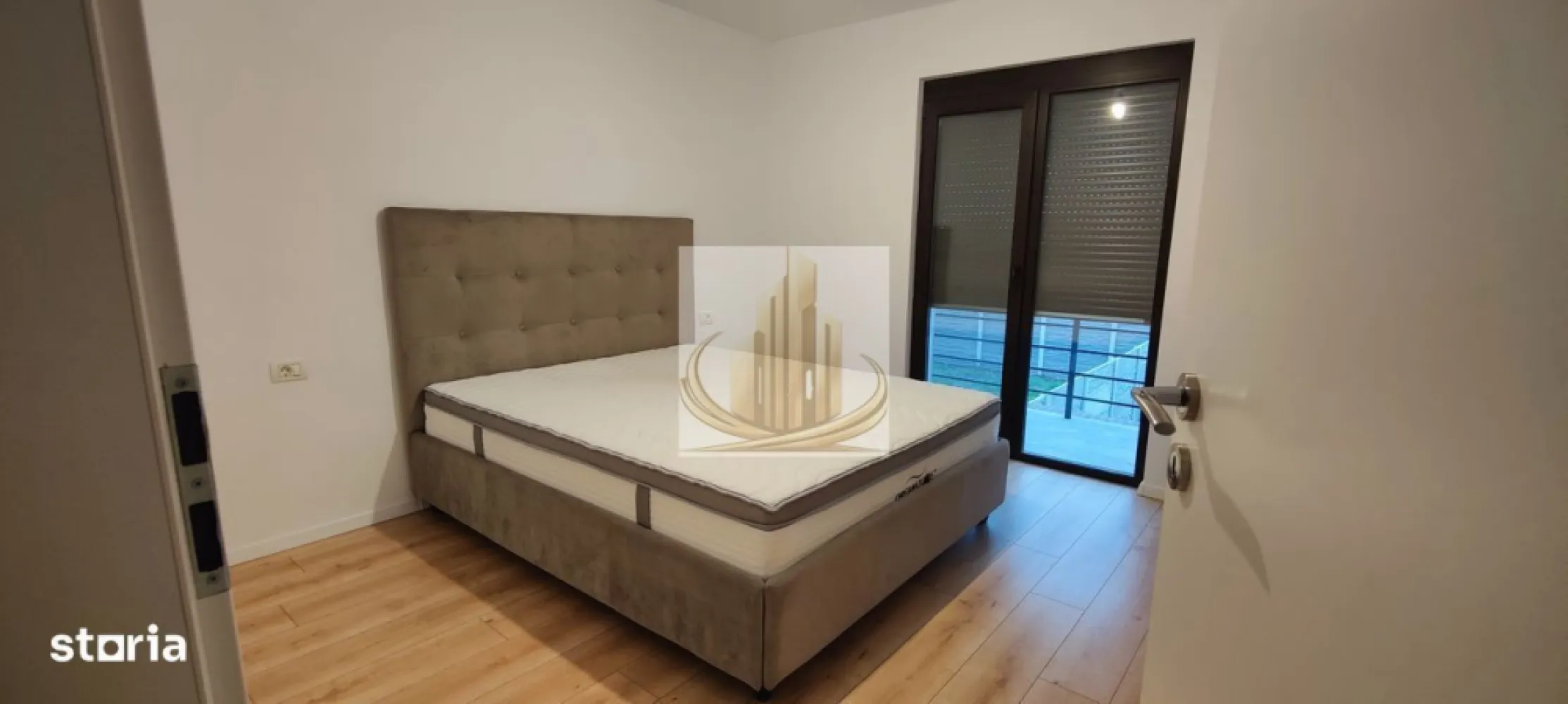 Duplex cu 4 camere,Zona Cora - Locuință modernă, bine compartimentată, situată pe stradă asfaltată, cu toate utilitățile racordate și curte amenajată.Spatiu generos in fata casei,amenajat cu gazon si copaci.Se pot parca 4 masini.Zonă liniștită din Dumbrăvița, cu acces facil, aproape de facilități și infrastructură completă. Detalii generale Suprafață utilă: 111 mp Teren : 330 mp + 100 mp in fata casei. Regim de înălțime: Parter + Etaj (P+1E) Stare: Mobilat conform pozelor Compartimentare: Parter: Living spațios cu zonă de dining Bucătărie Baie cu dus Cameră tehnică / birou Spațiu de depozitare sub scară Etaj: 3 dormitoare, fiecare cu ieșire pe terasă Dressing Baie cu cada Hol Dotări & Beneficii Mobilat conform fotografiilor Centrală pe gaz în condensare Încălzire în pardoseală cu automatizare și control individual in fiecare camera Calorifere in bai Sistem de climatizare Daikin Geamuri tripan + plase de insecte Rulouri electrice la cele 3 dormitoare Terase la toate dormitoarele Terasă acoperită de 17 mp la parter Pod inalt Curte amenajată: gazon matur, pomi fructiferi,gard viu. Foraj + hidrofor pentru irigații / consum exteriorCurent trifazic }}