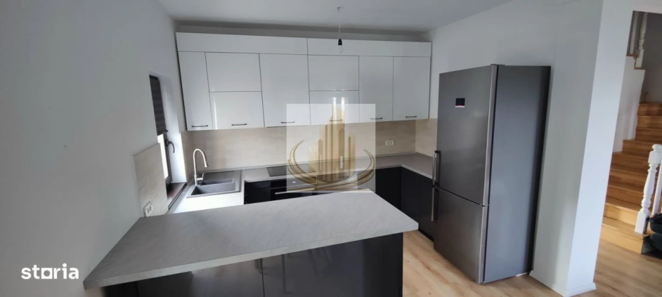 Duplex cu 4 camere,Zona Cora - Locuință modernă, bine compartimentată, situată pe stradă asfaltată, cu toate utilitățile racordate și curte amenajată.Spatiu generos in fata casei,amenajat cu gazon si copaci.Se pot parca 4 masini.Zonă liniștită din Dumbrăvița, cu acces facil, aproape de facilități și infrastructură completă. Detalii generale Suprafață utilă: 111 mp Teren : 330 mp + 100 mp in fata casei. Regim de înălțime: Parter + Etaj (P+1E) Stare: Mobilat conform pozelor Compartimentare: Parter: Living spațios cu zonă de dining Bucătărie Baie cu dus Cameră tehnică / birou Spațiu de depozitare sub scară Etaj: 3 dormitoare, fiecare cu ieșire pe terasă Dressing Baie cu cada Hol Dotări & Beneficii Mobilat conform fotografiilor Centrală pe gaz în condensare Încălzire în pardoseală cu automatizare și control individual in fiecare camera Calorifere in bai Sistem de climatizare Daikin Geamuri tripan + plase de insecte Rulouri electrice la cele 3 dormitoare Terase la toate dormitoarele Terasă acoperită de 17 mp la parter Pod inalt Curte amenajată: gazon matur, pomi fructiferi,gard viu. Foraj + hidrofor pentru irigații / consum exteriorCurent trifazic }}