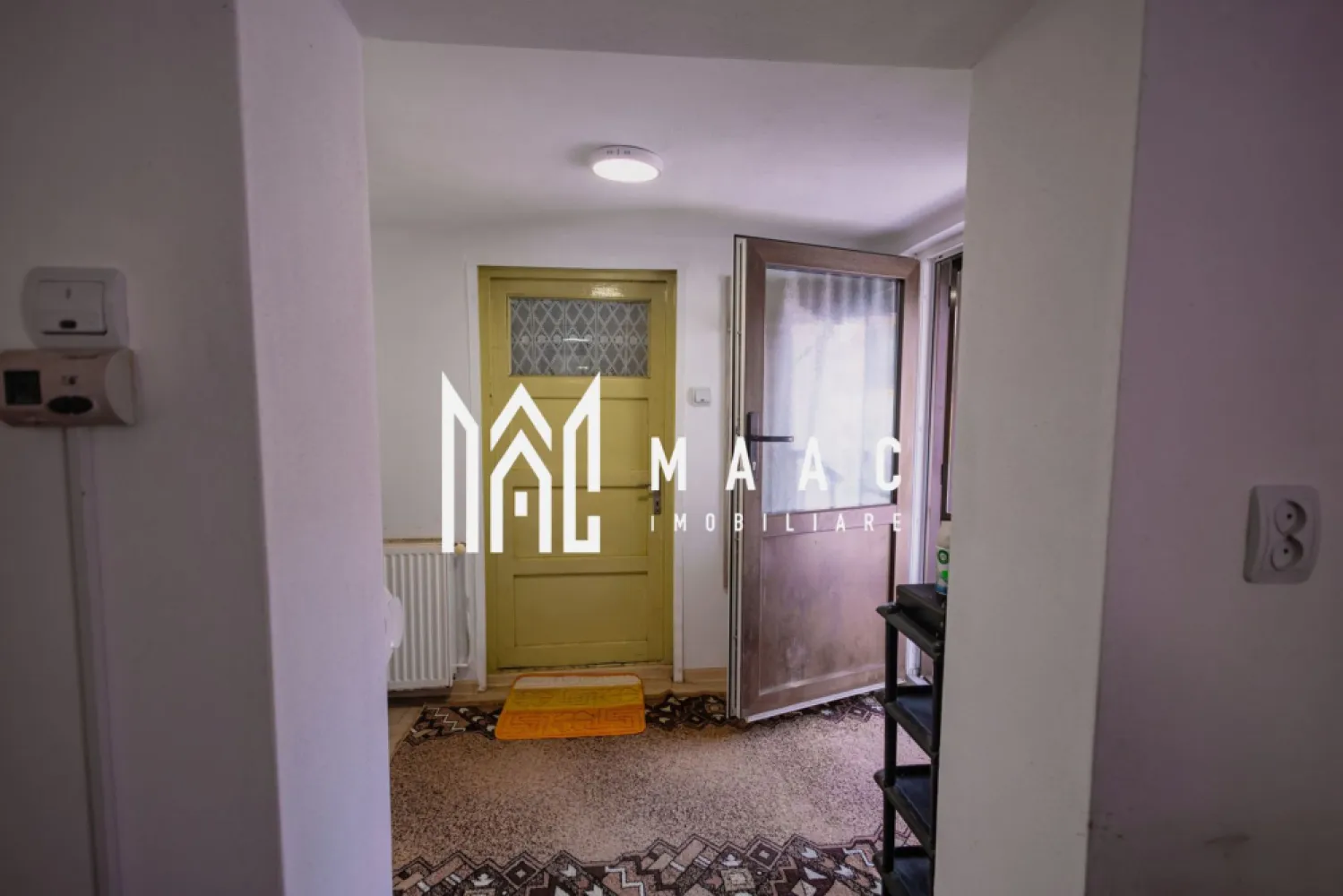 Casă Individuală | 110 Mp Utili | 810 Mp Teren | Miercurea Sibiulu - MAAC Imobiliare vă propune spre vânzare o casă situată în Miercurea Sibiului, o alegere potrivită pentru cei care își doresc liniște, spațiu generos și posibilitatea de a-și amenaja locuința după propriul gust.

Proprietatea dispune de o suprafață utilă de 110 mp și este organizată în două corpuri de clădire, oferind un plus de flexibilitate în utilizare.

Locuința este compartimentată astfel:

3 camere
2 dormitoare
1 baie
1 bucătărie

Casa necesită ușoare lucrări de îmbunătățire, fiind ideală pentru cei care doresc să personalizeze spațiul și să îl transforme într-un cămin confortabil.

Terenul aferent are o suprafață de 810 mp, oferind suficient spațiu pentru grădină, relaxare sau diverse activități gospodărești.

Dotări și beneficii:

Două corpuri de clădire
Fântână proprie
Garaj
Anexe gospodărești – spații utile pentru depozitare sau activități diverse
Curte generoasă, cu multiple posibilități de amenajare

Proprietatea este potrivită atât pentru locuință permanentă, cât și pentru casă de vacanță sau investiție.

Pentru mai multe detalii sau pentru a programa o vizionare, vă rugăm să ne contactați specificând ID: CP3021898