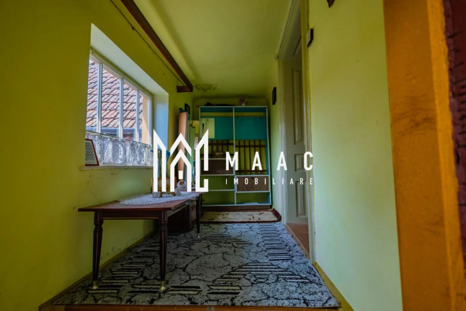 Casă Individuală | 110 Mp Utili | 810 Mp Teren | Miercurea Sibiulu - MAAC Imobiliare vă propune spre vânzare o casă situată în Miercurea Sibiului, o alegere potrivită pentru cei care își doresc liniște, spațiu generos și posibilitatea de a-și amenaja locuința după propriul gust.

Proprietatea dispune de o suprafață utilă de 110 mp și este organizată în două corpuri de clădire, oferind un plus de flexibilitate în utilizare.

Locuința este compartimentată astfel:

3 camere
2 dormitoare
1 baie
1 bucătărie

Casa necesită ușoare lucrări de îmbunătățire, fiind ideală pentru cei care doresc să personalizeze spațiul și să îl transforme într-un cămin confortabil.

Terenul aferent are o suprafață de 810 mp, oferind suficient spațiu pentru grădină, relaxare sau diverse activități gospodărești.

Dotări și beneficii:

Două corpuri de clădire
Fântână proprie
Garaj
Anexe gospodărești – spații utile pentru depozitare sau activități diverse
Curte generoasă, cu multiple posibilități de amenajare

Proprietatea este potrivită atât pentru locuință permanentă, cât și pentru casă de vacanță sau investiție.

Pentru mai multe detalii sau pentru a programa o vizionare, vă rugăm să ne contactați specificând ID: CP3021898