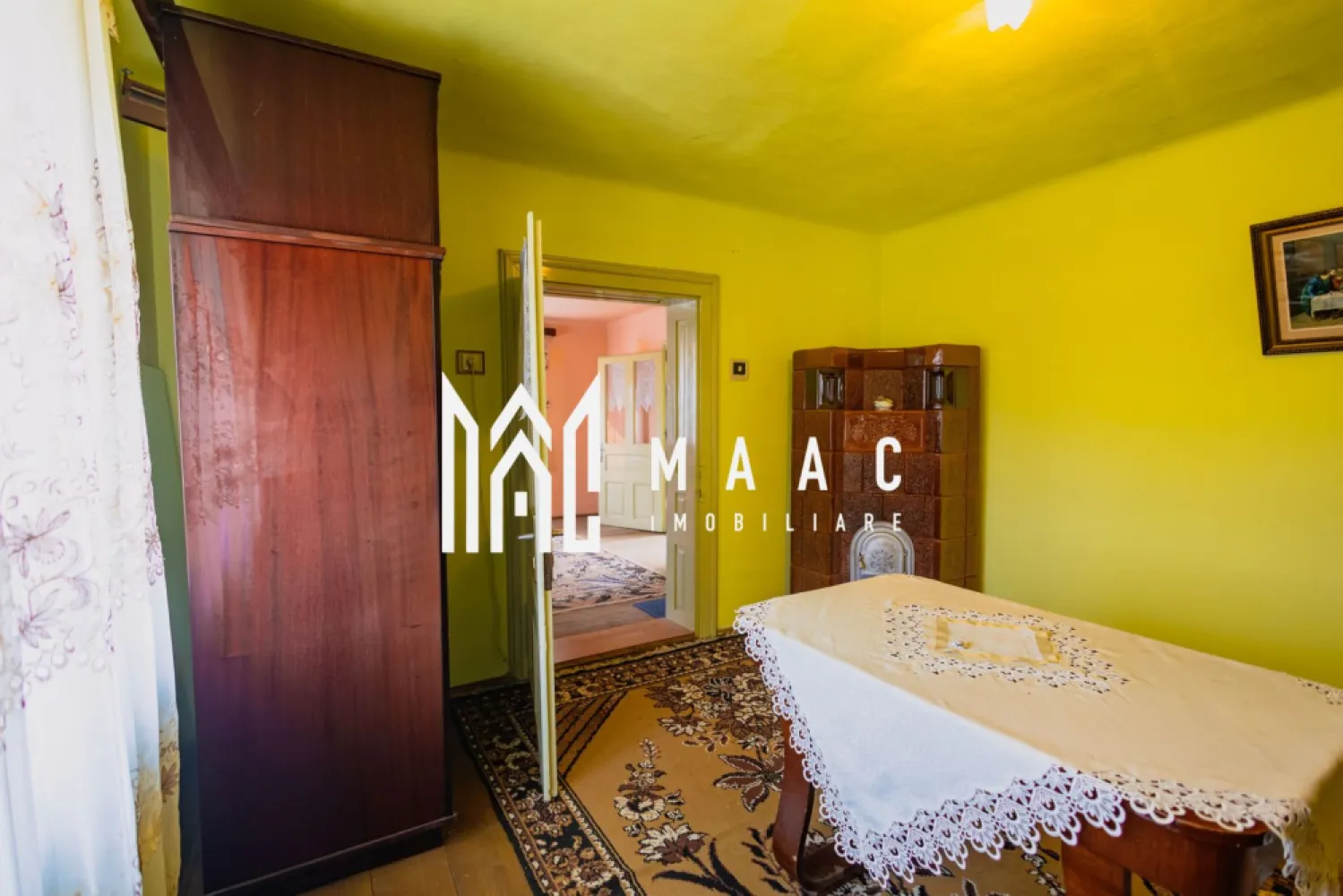 Casă Individuală | 110 Mp Utili | 810 Mp Teren | Miercurea Sibiulu - MAAC Imobiliare vă propune spre vânzare o casă situată în Miercurea Sibiului, o alegere potrivită pentru cei care își doresc liniște, spațiu generos și posibilitatea de a-și amenaja locuința după propriul gust.

Proprietatea dispune de o suprafață utilă de 110 mp și este organizată în două corpuri de clădire, oferind un plus de flexibilitate în utilizare.

Locuința este compartimentată astfel:

3 camere
2 dormitoare
1 baie
1 bucătărie

Casa necesită ușoare lucrări de îmbunătățire, fiind ideală pentru cei care doresc să personalizeze spațiul și să îl transforme într-un cămin confortabil.

Terenul aferent are o suprafață de 810 mp, oferind suficient spațiu pentru grădină, relaxare sau diverse activități gospodărești.

Dotări și beneficii:

Două corpuri de clădire
Fântână proprie
Garaj
Anexe gospodărești – spații utile pentru depozitare sau activități diverse
Curte generoasă, cu multiple posibilități de amenajare

Proprietatea este potrivită atât pentru locuință permanentă, cât și pentru casă de vacanță sau investiție.

Pentru mai multe detalii sau pentru a programa o vizionare, vă rugăm să ne contactați specificând ID: CP3021898