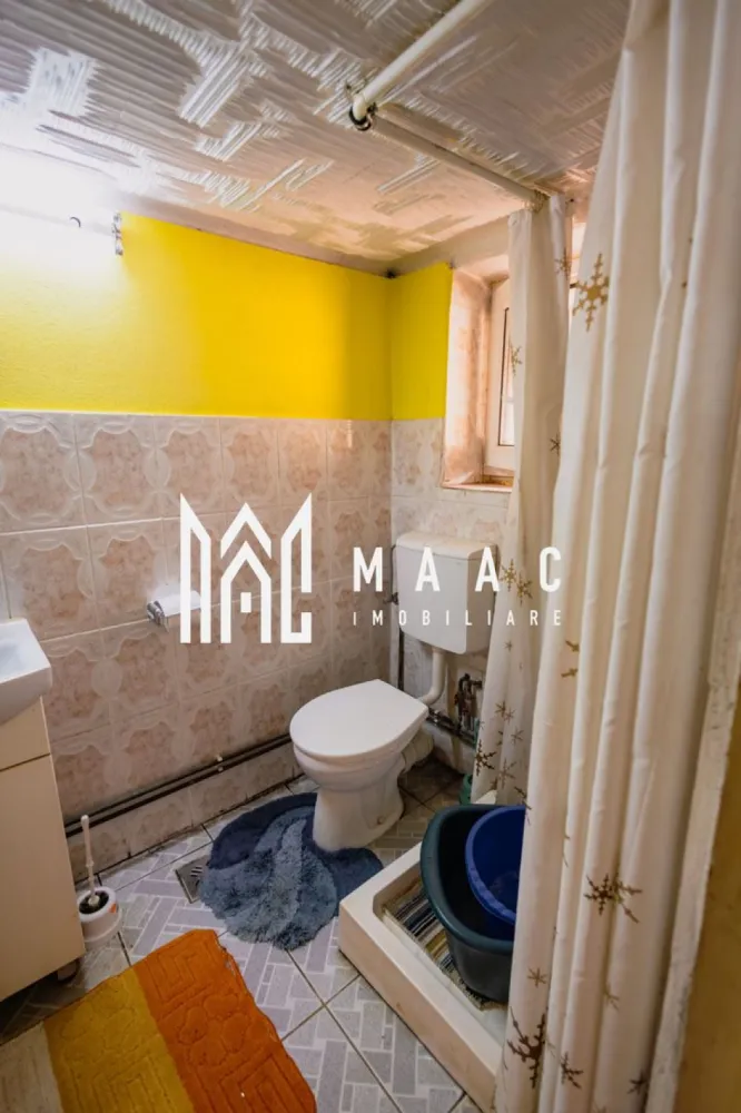 Casă Individuală | 110 Mp Utili | 810 Mp Teren | Miercurea Sibiulu - MAAC Imobiliare vă propune spre vânzare o casă situată în Miercurea Sibiului, o alegere potrivită pentru cei care își doresc liniște, spațiu generos și posibilitatea de a-și amenaja locuința după propriul gust.

Proprietatea dispune de o suprafață utilă de 110 mp și este organizată în două corpuri de clădire, oferind un plus de flexibilitate în utilizare.

Locuința este compartimentată astfel:

3 camere
2 dormitoare
1 baie
1 bucătărie

Casa necesită ușoare lucrări de îmbunătățire, fiind ideală pentru cei care doresc să personalizeze spațiul și să îl transforme într-un cămin confortabil.

Terenul aferent are o suprafață de 810 mp, oferind suficient spațiu pentru grădină, relaxare sau diverse activități gospodărești.

Dotări și beneficii:

Două corpuri de clădire
Fântână proprie
Garaj
Anexe gospodărești – spații utile pentru depozitare sau activități diverse
Curte generoasă, cu multiple posibilități de amenajare

Proprietatea este potrivită atât pentru locuință permanentă, cât și pentru casă de vacanță sau investiție.

Pentru mai multe detalii sau pentru a programa o vizionare, vă rugăm să ne contactați specificând ID: CP3021898