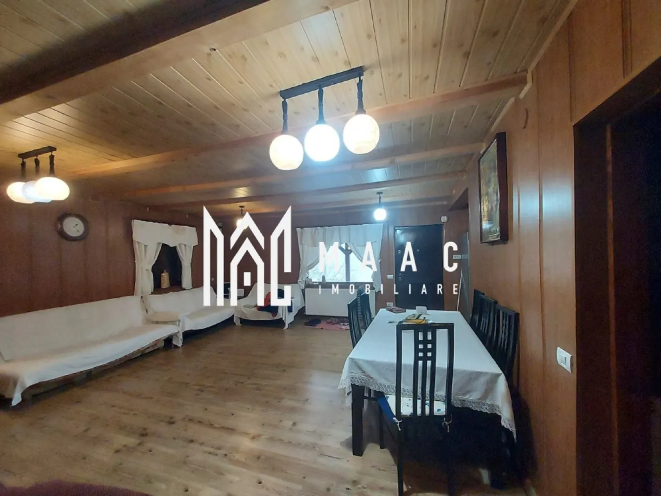 Casă | 260 mp utili | 1.100 mp teren | Râul Sadului | - MAAC Imobiliare vă propune spre vânzare o casă spațioasă și complet echipată, situată în localitatea Râul Sadului, la poalele munților Cindrel, o zonă liniștită și ideală pentru relaxare, vacanțe sau locuire permanentă. Detalii proprietate: Suprafață utilă: 260 mp Suprafață teren: 1.100 mp Compartimentare: 5 camere, 3 băi, bucătărie, terasă Regim de înălțime: Parter +Etaj Construcție solidă, izolată complet – exterior cu polistiren de 10 cm și interior cu vată bazaltică Compartimentare funcțională: Parter: living spațios, bucătărie, dormitor, baie, hol, terasă acoperită Etaj: 4 dormitoare, 2 băi, hol Anexe utile: Bucătărie de vară complet utilată Filigorie cu grătar și rotisor Cămara pentru depozitare Căsuță separată, cu baie proprie și dormitor – ideală pentru oaspeți Garaj dublu (capacitate 2 mașini) Magazie pentru lemne Dotări și utilități: Sistem de încălzire: centrală pe lemne cu puffer de 1600 litri Încălzire prin calorifere în întreaga casă Apă curentă + hidrofor Fosă septică proprie Izolație termică premium, eficiență ridicată în sezonul rece Curte amenajată, spațiu verde generos și zonă de relaxare acoperită Avantaje: Locație excelentă – zonă pitorească și liniștită, cu aer curat și priveliște montană Ideală ca locuință de vacanță, reședință permanentă sau pensiune rurală Curte complet împrejmuită, acces auto facil și spațiu generos pentru activități în aer liber Se vinde complet mobilată și utilată, gata de locuit Localizare: Râul Sadului, jud. Sibiu Pentru mai multe informații și pentru programarea unei vizionări, contactați MAAC Imobiliare menționând ID: CP2804691 }}