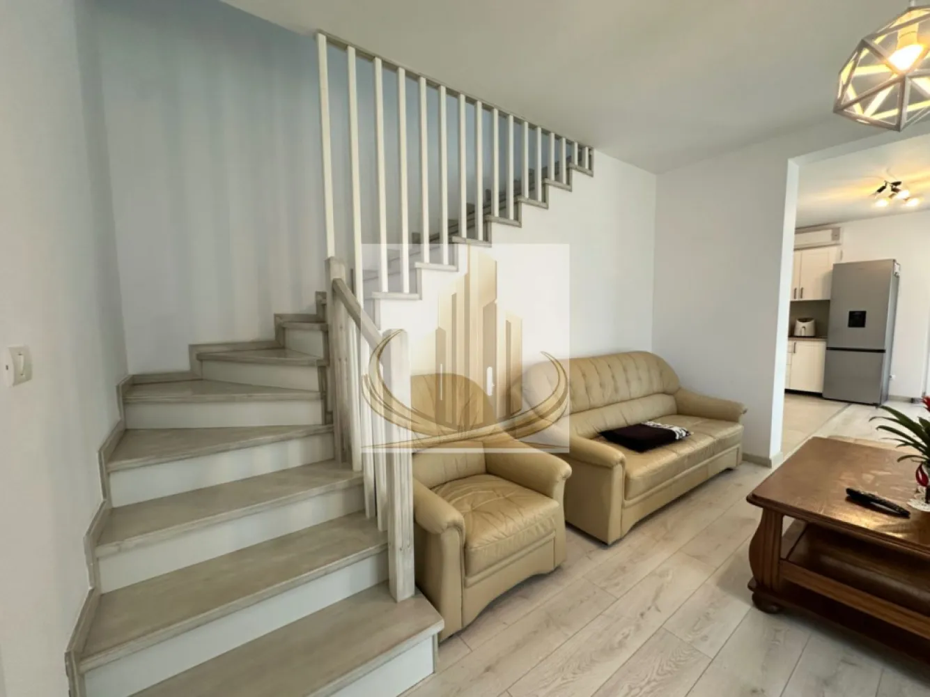 Jumatate duplex 5 camer 3 bai - Grand Mobilis Imobiliare – Casă modernă de vânzare în Dumbrăvița Descriere generală: O locuință elegantă, cu design contemporan, care combină confortul și funcționalitatea. Casa dispune de 5 camere spațioase, inclusiv 4 dormitoare luminoase și 3 băi complet utilate. Suprafața utilă este de 120 mp, iar cea construită de aproximativ 150 mp, amplasată pe un teren generos de 304 mp. Construcție și finisaje premium: • Construită din cărămidă de calitate superioară, cu izolație de 10 cm polistiren pentru eficiență termică optimă. • Acoperiș cu țiglă durabilă și estetică premium. • Fiecare detaliu al locuinței este gândit pentru confort și durabilitate. Dotări și facilități moderne: • Încălzire în pardoseală pentru confort maxim pe tot parcursul anului, completată de centrală pe gaz. • Două aparate de aer condiționat pentru climatizare optimă. • Magazinie de 20 mp, terasă acoperită de 20 mp pentru momente de relaxare în aer liber. • Grădină amenajată cu gazon și spațiu dedicat plantelor decorative sau grădinăritului hobby. • Toate utilitățile sunt deja disponibile. Alte avantaje: • Stradă pietruită, în curs de asfaltare, garantând acces facil și zonă liniștită. • Tur virtual disponibil pentru vizionare online, astfel încât să puteți explora proprietatea din confortul casei. Această casă reprezintă alegerea ideală pentru familii care caută un cămin modern, funcțional și elegant, gata de mutare imediată. Pentru vizionări și informații suplimentare, vă rugăm să ne contactați. ID Intern CP3021867 }}