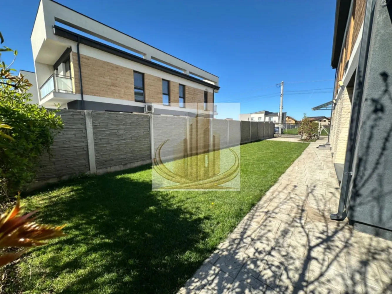 Jumatate duplex 5 camer 3 bai - Grand Mobilis Imobiliare – Casă modernă de vânzare în Dumbrăvița Descriere generală: O locuință elegantă, cu design contemporan, care combină confortul și funcționalitatea. Casa dispune de 5 camere spațioase, inclusiv 4 dormitoare luminoase și 3 băi complet utilate. Suprafața utilă este de 120 mp, iar cea construită de aproximativ 150 mp, amplasată pe un teren generos de 304 mp. Construcție și finisaje premium: • Construită din cărămidă de calitate superioară, cu izolație de 10 cm polistiren pentru eficiență termică optimă. • Acoperiș cu țiglă durabilă și estetică premium. • Fiecare detaliu al locuinței este gândit pentru confort și durabilitate. Dotări și facilități moderne: • Încălzire în pardoseală pentru confort maxim pe tot parcursul anului, completată de centrală pe gaz. • Două aparate de aer condiționat pentru climatizare optimă. • Magazinie de 20 mp, terasă acoperită de 20 mp pentru momente de relaxare în aer liber. • Grădină amenajată cu gazon și spațiu dedicat plantelor decorative sau grădinăritului hobby. • Toate utilitățile sunt deja disponibile. Alte avantaje: • Stradă pietruită, în curs de asfaltare, garantând acces facil și zonă liniștită. • Tur virtual disponibil pentru vizionare online, astfel încât să puteți explora proprietatea din confortul casei. Această casă reprezintă alegerea ideală pentru familii care caută un cămin modern, funcțional și elegant, gata de mutare imediată. Pentru vizionări și informații suplimentare, vă rugăm să ne contactați. ID Intern CP3021867 }}