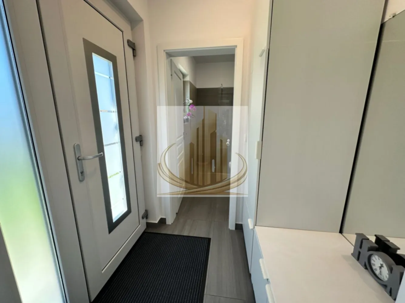 Jumatate duplex 5 camer 3 bai - Grand Mobilis Imobiliare – Casă modernă de vânzare în Dumbrăvița Descriere generală: O locuință elegantă, cu design contemporan, care combină confortul și funcționalitatea. Casa dispune de 5 camere spațioase, inclusiv 4 dormitoare luminoase și 3 băi complet utilate. Suprafața utilă este de 120 mp, iar cea construită de aproximativ 150 mp, amplasată pe un teren generos de 304 mp. Construcție și finisaje premium: • Construită din cărămidă de calitate superioară, cu izolație de 10 cm polistiren pentru eficiență termică optimă. • Acoperiș cu țiglă durabilă și estetică premium. • Fiecare detaliu al locuinței este gândit pentru confort și durabilitate. Dotări și facilități moderne: • Încălzire în pardoseală pentru confort maxim pe tot parcursul anului, completată de centrală pe gaz. • Două aparate de aer condiționat pentru climatizare optimă. • Magazinie de 20 mp, terasă acoperită de 20 mp pentru momente de relaxare în aer liber. • Grădină amenajată cu gazon și spațiu dedicat plantelor decorative sau grădinăritului hobby. • Toate utilitățile sunt deja disponibile. Alte avantaje: • Stradă pietruită, în curs de asfaltare, garantând acces facil și zonă liniștită. • Tur virtual disponibil pentru vizionare online, astfel încât să puteți explora proprietatea din confortul casei. Această casă reprezintă alegerea ideală pentru familii care caută un cămin modern, funcțional și elegant, gata de mutare imediată. Pentru vizionări și informații suplimentare, vă rugăm să ne contactați. ID Intern CP3021867 }}