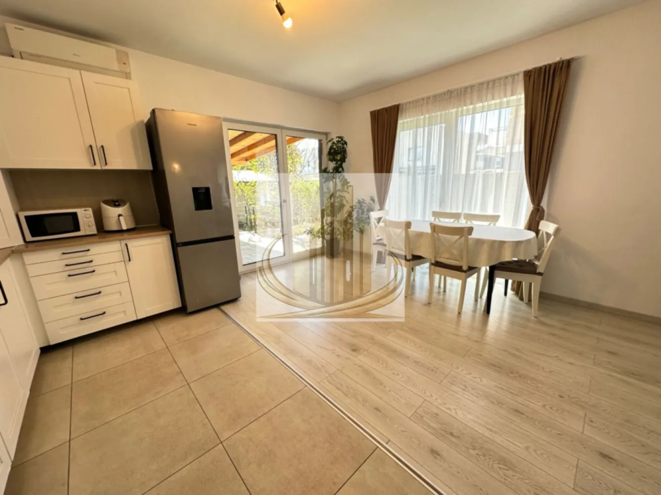 Jumatate duplex 5 camer 3 bai - Grand Mobilis Imobiliare – Casă modernă de vânzare în Dumbrăvița Descriere generală: O locuință elegantă, cu design contemporan, care combină confortul și funcționalitatea. Casa dispune de 5 camere spațioase, inclusiv 4 dormitoare luminoase și 3 băi complet utilate. Suprafața utilă este de 120 mp, iar cea construită de aproximativ 150 mp, amplasată pe un teren generos de 304 mp. Construcție și finisaje premium: • Construită din cărămidă de calitate superioară, cu izolație de 10 cm polistiren pentru eficiență termică optimă. • Acoperiș cu țiglă durabilă și estetică premium. • Fiecare detaliu al locuinței este gândit pentru confort și durabilitate. Dotări și facilități moderne: • Încălzire în pardoseală pentru confort maxim pe tot parcursul anului, completată de centrală pe gaz. • Două aparate de aer condiționat pentru climatizare optimă. • Magazinie de 20 mp, terasă acoperită de 20 mp pentru momente de relaxare în aer liber. • Grădină amenajată cu gazon și spațiu dedicat plantelor decorative sau grădinăritului hobby. • Toate utilitățile sunt deja disponibile. Alte avantaje: • Stradă pietruită, în curs de asfaltare, garantând acces facil și zonă liniștită. • Tur virtual disponibil pentru vizionare online, astfel încât să puteți explora proprietatea din confortul casei. Această casă reprezintă alegerea ideală pentru familii care caută un cămin modern, funcțional și elegant, gata de mutare imediată. Pentru vizionări și informații suplimentare, vă rugăm să ne contactați. ID Intern CP3021867 }}