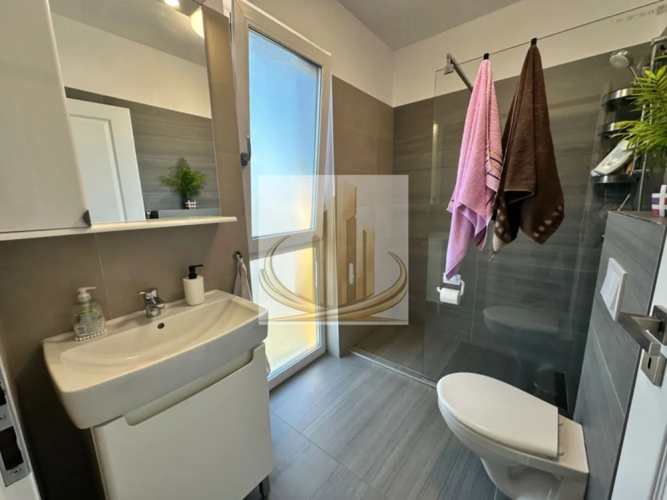 Jumatate duplex 5 camer 3 bai