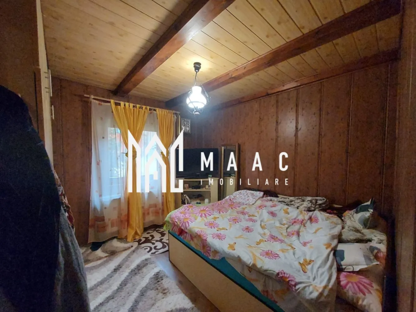 Casă | 260 mp utili | 1.100 mp teren | Râul Sadului | - MAAC Imobiliare vă propune spre vânzare o casă spațioasă și complet echipată, situată în localitatea Râul Sadului, la poalele munților Cindrel, o zonă liniștită și ideală pentru relaxare, vacanțe sau locuire permanentă. Detalii proprietate: Suprafață utilă: 260 mp Suprafață teren: 1.100 mp Compartimentare: 5 camere, 3 băi, bucătărie, terasă Regim de înălțime: Parter +Etaj Construcție solidă, izolată complet – exterior cu polistiren de 10 cm și interior cu vată bazaltică Compartimentare funcțională: Parter: living spațios, bucătărie, dormitor, baie, hol, terasă acoperită Etaj: 4 dormitoare, 2 băi, hol Anexe utile: Bucătărie de vară complet utilată Filigorie cu grătar și rotisor Cămara pentru depozitare Căsuță separată, cu baie proprie și dormitor – ideală pentru oaspeți Garaj dublu (capacitate 2 mașini) Magazie pentru lemne Dotări și utilități: Sistem de încălzire: centrală pe lemne cu puffer de 1600 litri Încălzire prin calorifere în întreaga casă Apă curentă + hidrofor Fosă septică proprie Izolație termică premium, eficiență ridicată în sezonul rece Curte amenajată, spațiu verde generos și zonă de relaxare acoperită Avantaje: Locație excelentă – zonă pitorească și liniștită, cu aer curat și priveliște montană Ideală ca locuință de vacanță, reședință permanentă sau pensiune rurală Curte complet împrejmuită, acces auto facil și spațiu generos pentru activități în aer liber Se vinde complet mobilată și utilată, gata de locuit Localizare: Râul Sadului, jud. Sibiu Pentru mai multe informații și pentru programarea unei vizionări, contactați MAAC Imobiliare menționând ID: CP2804691 }}