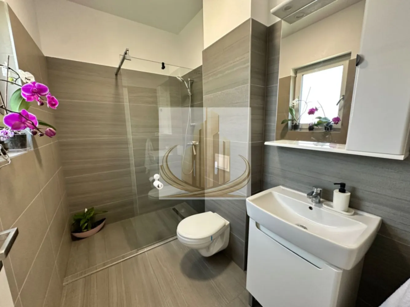 Jumatate duplex 5 camer 3 bai