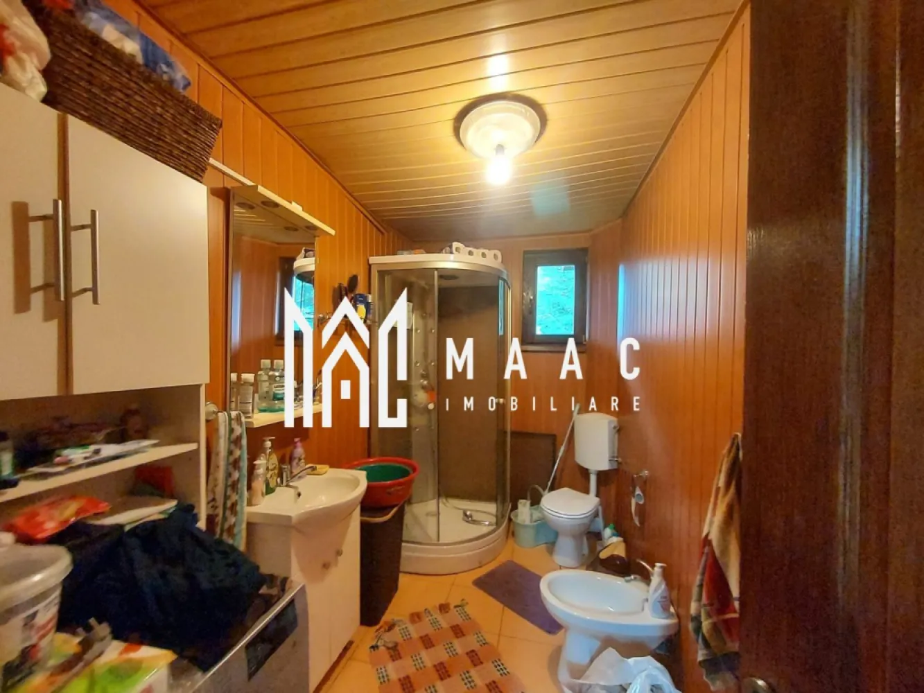 Casă | 260 mp utili | 1.100 mp teren | Râul Sadului | - MAAC Imobiliare vă propune spre vânzare o casă spațioasă și complet echipată, situată în localitatea Râul Sadului, la poalele munților Cindrel, o zonă liniștită și ideală pentru relaxare, vacanțe sau locuire permanentă. Detalii proprietate: Suprafață utilă: 260 mp Suprafață teren: 1.100 mp Compartimentare: 5 camere, 3 băi, bucătărie, terasă Regim de înălțime: Parter +Etaj Construcție solidă, izolată complet – exterior cu polistiren de 10 cm și interior cu vată bazaltică Compartimentare funcțională: Parter: living spațios, bucătărie, dormitor, baie, hol, terasă acoperită Etaj: 4 dormitoare, 2 băi, hol Anexe utile: Bucătărie de vară complet utilată Filigorie cu grătar și rotisor Cămara pentru depozitare Căsuță separată, cu baie proprie și dormitor – ideală pentru oaspeți Garaj dublu (capacitate 2 mașini) Magazie pentru lemne Dotări și utilități: Sistem de încălzire: centrală pe lemne cu puffer de 1600 litri Încălzire prin calorifere în întreaga casă Apă curentă + hidrofor Fosă septică proprie Izolație termică premium, eficiență ridicată în sezonul rece Curte amenajată, spațiu verde generos și zonă de relaxare acoperită Avantaje: Locație excelentă – zonă pitorească și liniștită, cu aer curat și priveliște montană Ideală ca locuință de vacanță, reședință permanentă sau pensiune rurală Curte complet împrejmuită, acces auto facil și spațiu generos pentru activități în aer liber Se vinde complet mobilată și utilată, gata de locuit Localizare: Râul Sadului, jud. Sibiu Pentru mai multe informații și pentru programarea unei vizionări, contactați MAAC Imobiliare menționând ID: CP2804691 }}