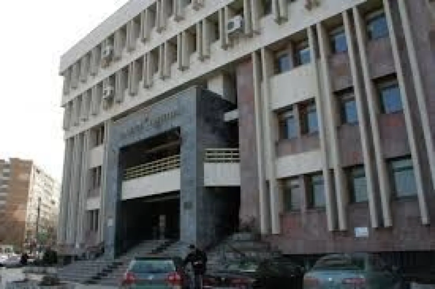 Garsoniera Tiglina 1, A-uri, etaj 1 - mobilata si utilata - De inchiriat - Garsonieră recent renovată, situată la etajul 1/4, cartier Tiglina, A-uri, cu o suprafață de 25 mp, renovata. Dotări și facilități: - Aer condiționat - Geamuri termopan - Gresie și faianță de calitate - Plită electrică, masina de spalat, canapea, sifonier, frigider. Această garsonieră este disponibilă pentru închiriere pe termen lung, oferind astfel stabilitate și confort pe o perioadă extinsă. Condiții de închiriere: - Se solicită chirie 250 euro - Garanție - 250 euro - Comisionul agenției (75% din prima chirie). Garsoniera este disponibila incepand cu 7 APRILIE 2026. Nu rata ocazia de a locui într-o zonă centrală, aproape de Tribunal, unde accesibilitatea și confortul se îmbină perfect. Contactează-ne pentru mai multe informații și pentru a programa o vizionare! Contact 0746252252 - Liliana }}