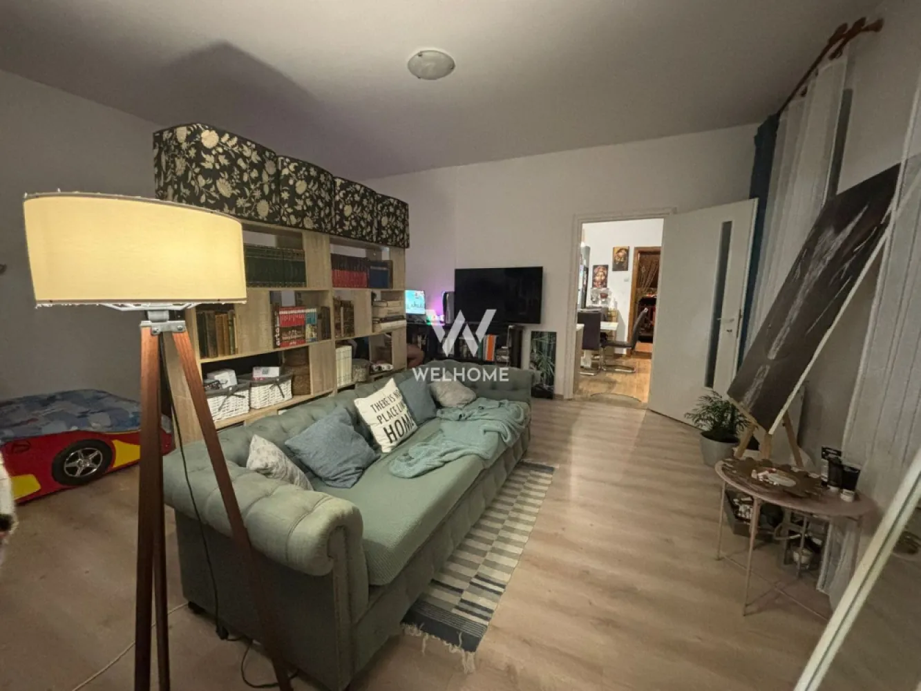 OPORTUNITATE 2 camere Ultra-Central SIBIU - Apartament 2 camere CU PIVNITA si GRADINA Locuinta are o suprafata utila de 67mp situat la etajul 1 in Centrul Orasului Sibiu. Apartamentul este pretabil pentru locuit sau investitie. La doar 1 pas de Piata Mare, Mai exact Strada Magheru. Compartimentare: Accesul la apartament se face pe o scara lata ( asemanatoare unei scari de la casa) -Bucataraie -Living spatios -Dormitor -Baie -Debara -Pod -Gradina 22mp -Camara -Pivnita Toate astea la pretul de 119.800. Contacteaza-ma si iti ofer mai multe detalii. PRET: 118.000 PROGRAMEAZA O VIZITA! Tel: 0740029352-Larisa }}