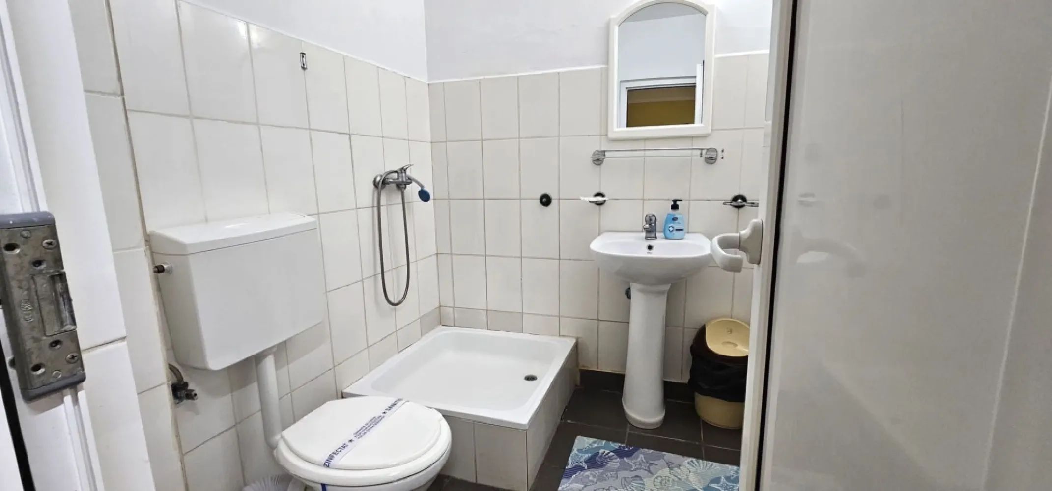 De vanzare apartament cu o camera langa Atlas - De vanzare apartament cu o camera situat langă Atlas, în clădirea fostului Hotel Alexia, apartamentul este ideal atât pentru locuit, cât și pentru investiție (închiriere în regim hotelier sau pe termen lung). Suprafață totală: 28 mp, cu compartimentare eficientă și spațiu bine organizat. Se vinde mobilat și utilat, asa cum este prezentat in imagini Pat matrimonial Dulap pentru haine TV Frigider Aer condiționat Masă + scaune Fotolii Baie proprie cu cădiță de duș Utilități și facilități: Încălzire prin centrală comună pentru toate apartamentele Apă din puț forat Curent electric individual Gaze trase până lângă clădire (posibilitate branșament individual) Loc pentru grătar în curte Loc de parcare inclus în preț Preț: 900 euro/mp Apartamentul este potrivit pentru o persoană, cuplu sau ca investiție, datorită poziționării foarte bune. Pentru relații suplimentare și programări, vă rugăm să contactați telefonic pe Marian Ene, consilier imobiliar Mag Invest: 0740.949.871. }}