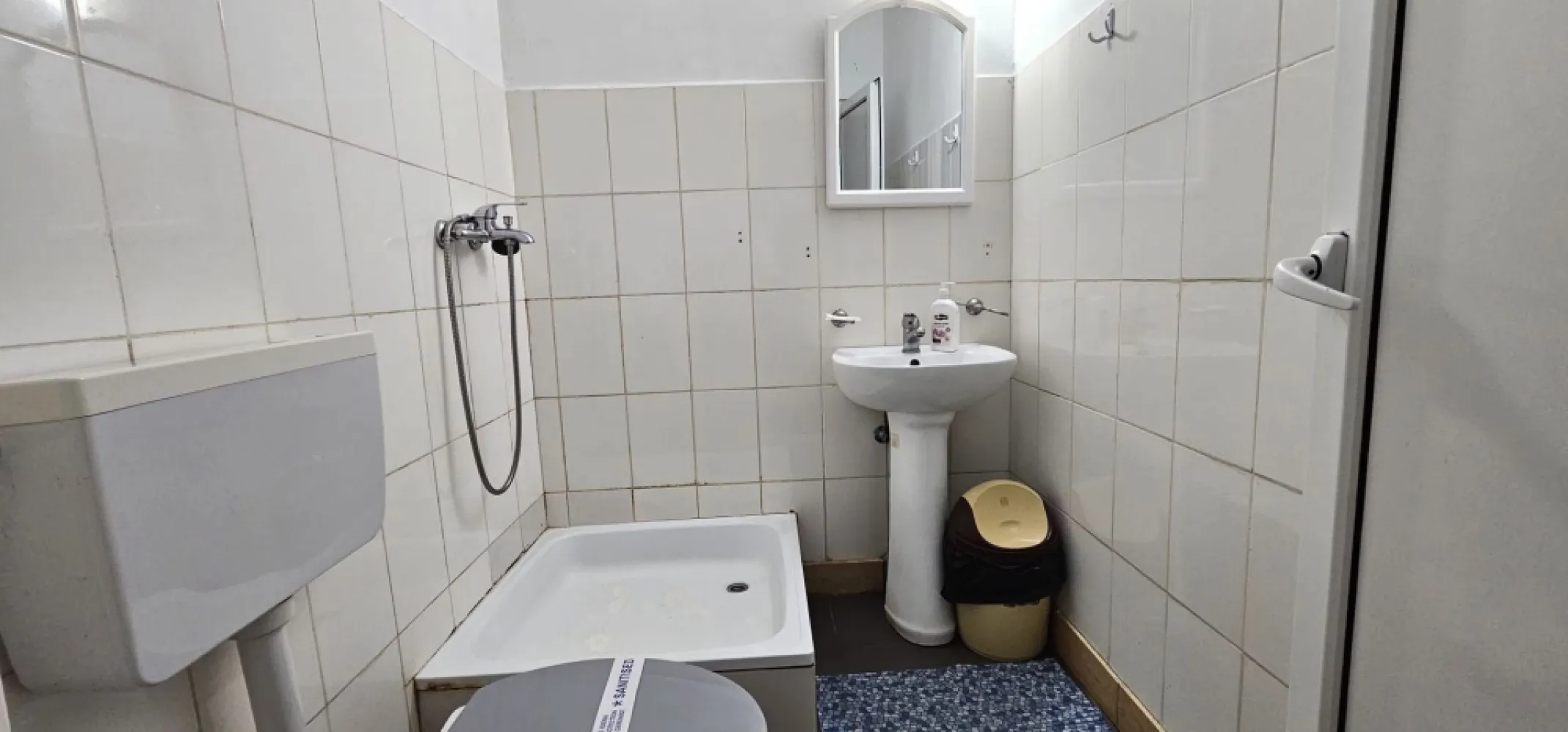 De vanzare apartament cu o camera langa Atlas - De vanzare apartament cu o camera situat langă Atlas, în clădirea fostului Hotel Alexia, apartamentul este ideal atât pentru locuit, cât și pentru investiție (închiriere în regim hotelier sau pe termen lung). Suprafață totală: 28 mp, cu compartimentare eficientă și spațiu bine organizat. Se vinde mobilat și utilat, asa cum este prezentat in imagini Pat matrimonial Dulap pentru haine TV Frigider Aer condiționat Masă + scaune Fotolii Baie proprie cu cădiță de duș Utilități și facilități: Încălzire prin centrală comună pentru toate apartamentele Apă din puț forat Curent electric individual Gaze trase până lângă clădire (posibilitate branșament individual) Loc pentru grătar în curte Loc de parcare inclus în preț Preț: 900 euro/mp Apartamentul este potrivit pentru o persoană, cuplu sau ca investiție, datorită poziționării foarte bune. Pentru relații suplimentare și programări, vă rugăm să contactați telefonic pe Marian Ene, consilier imobiliar Mag Invest: 0740.949.871. }}