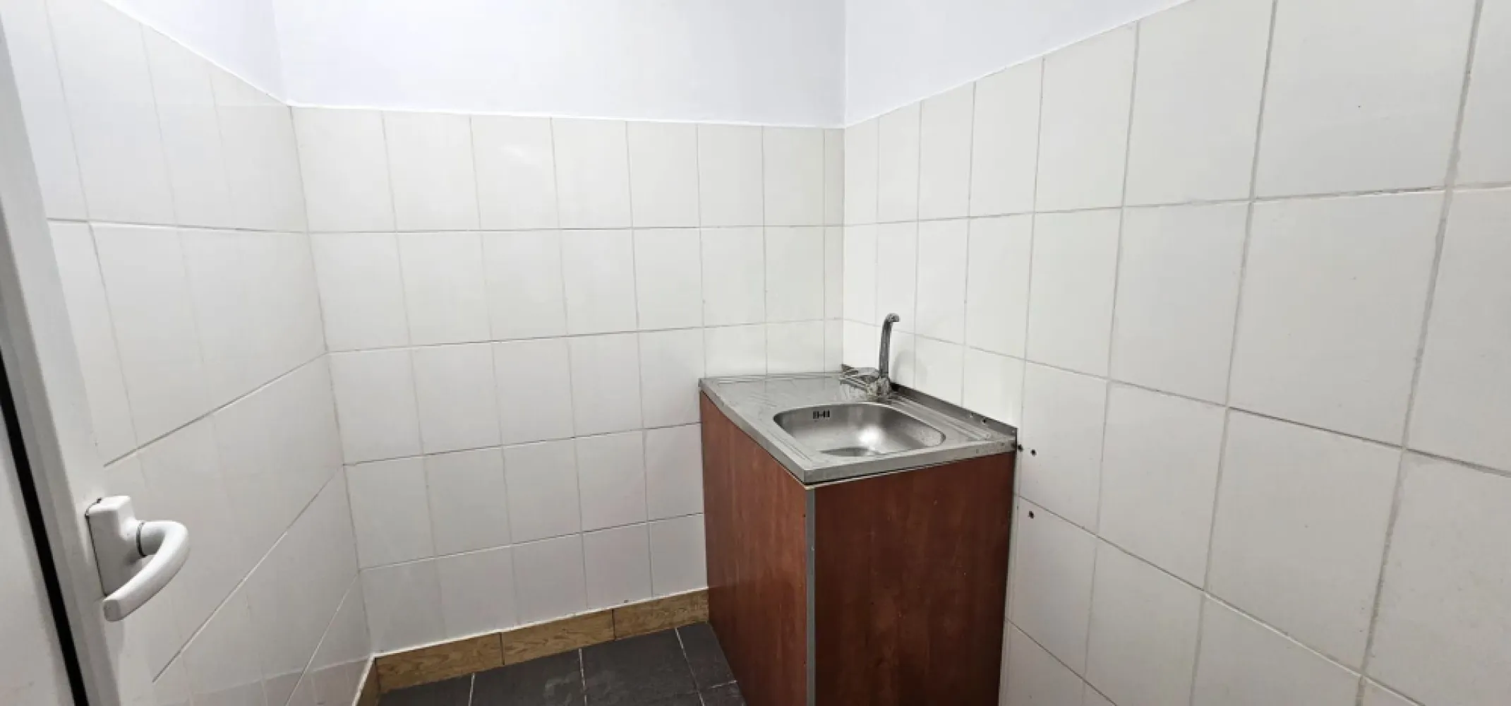 De vanzare apartament cu o camera langa Atlas - De vanzare apartament cu o camera situat langă Atlas, în clădirea fostului Hotel Alexia, apartamentul este ideal atât pentru locuit, cât și pentru investiție (închiriere în regim hotelier sau pe termen lung). Suprafață totală: 28 mp, cu compartimentare eficientă și spațiu bine organizat. Se vinde mobilat și utilat, asa cum este prezentat in imagini Pat matrimonial Dulap pentru haine TV Frigider Aer condiționat Masă + scaune Fotolii Baie proprie cu cădiță de duș Utilități și facilități: Încălzire prin centrală comună pentru toate apartamentele Apă din puț forat Curent electric individual Gaze trase până lângă clădire (posibilitate branșament individual) Loc pentru grătar în curte Loc de parcare inclus în preț Preț: 900 euro/mp Apartamentul este potrivit pentru o persoană, cuplu sau ca investiție, datorită poziționării foarte bune. Pentru relații suplimentare și programări, vă rugăm să contactați telefonic pe Marian Ene, consilier imobiliar Mag Invest: 0740.949.871. }}