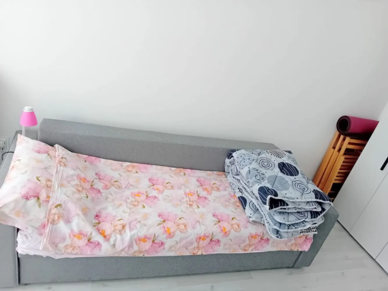 Garsoniera Tiglina 1, A-uri, etaj 1 - mobilata si utilata - De inchiriat - Garsonieră recent renovată, situată la etajul 1/4, cartier Tiglina, A-uri, cu o suprafață de 25 mp, renovata. Dotări și facilități: - Aer condiționat - Geamuri termopan - Gresie și faianță de calitate - Plită electrică, masina de spalat, canapea, sifonier, frigider. Această garsonieră este disponibilă pentru închiriere pe termen lung, oferind astfel stabilitate și confort pe o perioadă extinsă. Condiții de închiriere: - Se solicită chirie 250 euro - Garanție - 250 euro - Comisionul agenției (75% din prima chirie). Garsoniera este disponibila incepand cu 7 APRILIE 2026. Nu rata ocazia de a locui într-o zonă centrală, aproape de Tribunal, unde accesibilitatea și confortul se îmbină perfect. Contactează-ne pentru mai multe informații și pentru a programa o vizionare! Contact 0746252252 - Liliana }}