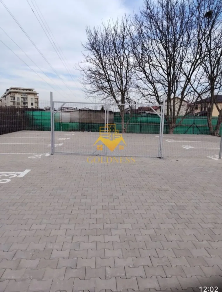 Teren Intravilan, 284 mp, Florești, str. Tineretului, imprejmuit - GOLDNESS Imobiliare vă propune spre vânzare un teren intravilan cu suprafața de 284 mp, situat în Florești, pe strada Tineretului. Terenul este împrejmuit și beneficiază de acces facil, fiind ideal pentru investiție. Dispune de front stradal și se află într-o zonă în plină dezvoltare, cu acces rapid către puncte de interes. Utilități în apropiere: apă, gaz, curent electric, canalizare. Zona oferă acces facil către: stații de transport în comun, magazine și supermarketuri, restaurante și cafenele, spații verzi și zone de recreere, farmacii și alte facilități urbane Terenul reprezintă o oportunitate excelentă pentru investiție pe termen lung - magazin local, coffe shop, brutarie, coafor, etc... Dacă sunteți interesați de acest teren și doriți mai multe informații sau programarea unei vizionări, nu ezitați să ne contactați telefonic sau prin e-mail. Vă stăm la dispoziție! Pentru intermediere se percepe un comision de 2% din prețul tranzacției. }}