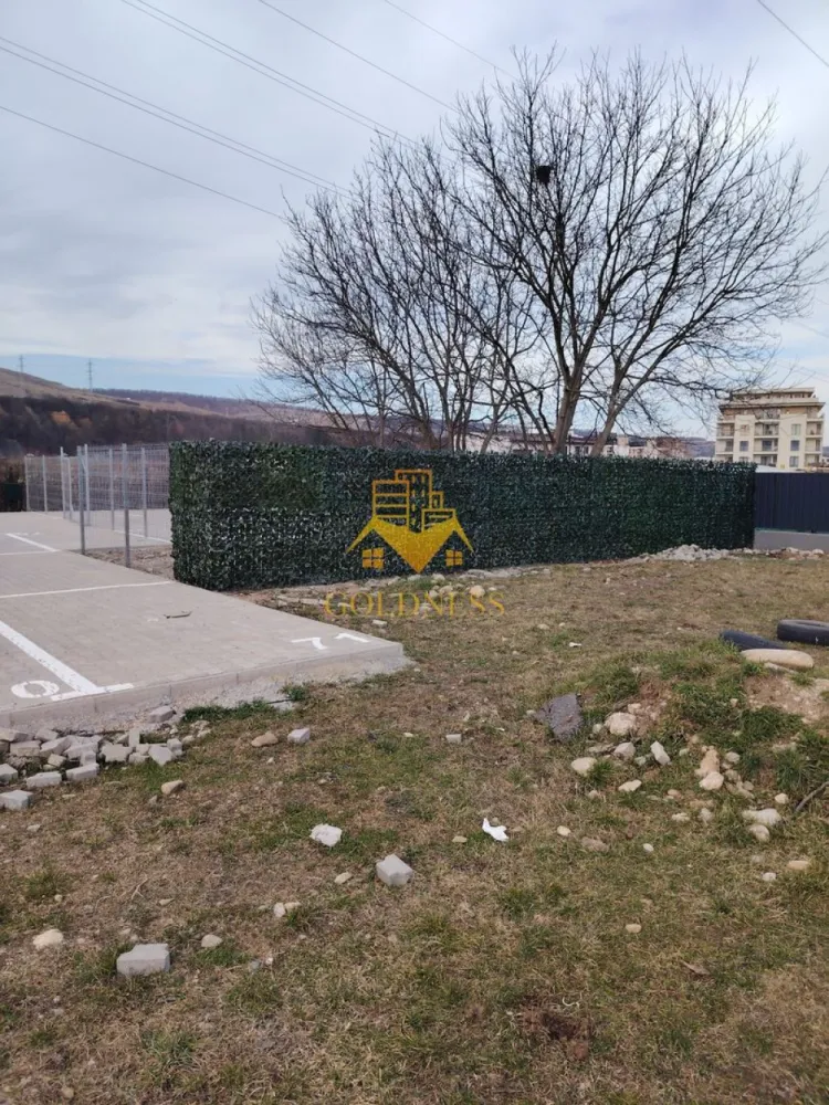 Teren Intravilan, 284 mp, Florești, str. Tineretului, imprejmuit - GOLDNESS Imobiliare vă propune spre vânzare un teren intravilan cu suprafața de 284 mp, situat în Florești, pe strada Tineretului. Terenul este împrejmuit și beneficiază de acces facil, fiind ideal pentru investiție. Dispune de front stradal și se află într-o zonă în plină dezvoltare, cu acces rapid către puncte de interes. Utilități în apropiere: apă, gaz, curent electric, canalizare. Zona oferă acces facil către: stații de transport în comun, magazine și supermarketuri, restaurante și cafenele, spații verzi și zone de recreere, farmacii și alte facilități urbane Terenul reprezintă o oportunitate excelentă pentru investiție pe termen lung - magazin local, coffe shop, brutarie, coafor, etc... Dacă sunteți interesați de acest teren și doriți mai multe informații sau programarea unei vizionări, nu ezitați să ne contactați telefonic sau prin e-mail. Vă stăm la dispoziție! Pentru intermediere se percepe un comision de 2% din prețul tranzacției. }}