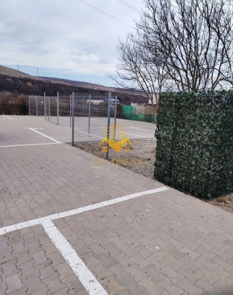 Teren Intravilan, 284 mp, Florești, str. Tineretului, imprejmuit - GOLDNESS Imobiliare vă propune spre vânzare un teren intravilan cu suprafața de 284 mp, situat în Florești, pe strada Tineretului. Terenul este împrejmuit și beneficiază de acces facil, fiind ideal pentru investiție. Dispune de front stradal și se află într-o zonă în plină dezvoltare, cu acces rapid către puncte de interes. Utilități în apropiere: apă, gaz, curent electric, canalizare. Zona oferă acces facil către: stații de transport în comun, magazine și supermarketuri, restaurante și cafenele, spații verzi și zone de recreere, farmacii și alte facilități urbane Terenul reprezintă o oportunitate excelentă pentru investiție pe termen lung - magazin local, coffe shop, brutarie, coafor, etc... Dacă sunteți interesați de acest teren și doriți mai multe informații sau programarea unei vizionări, nu ezitați să ne contactați telefonic sau prin e-mail. Vă stăm la dispoziție! Pentru intermediere se percepe un comision de 2% din prețul tranzacției. }}