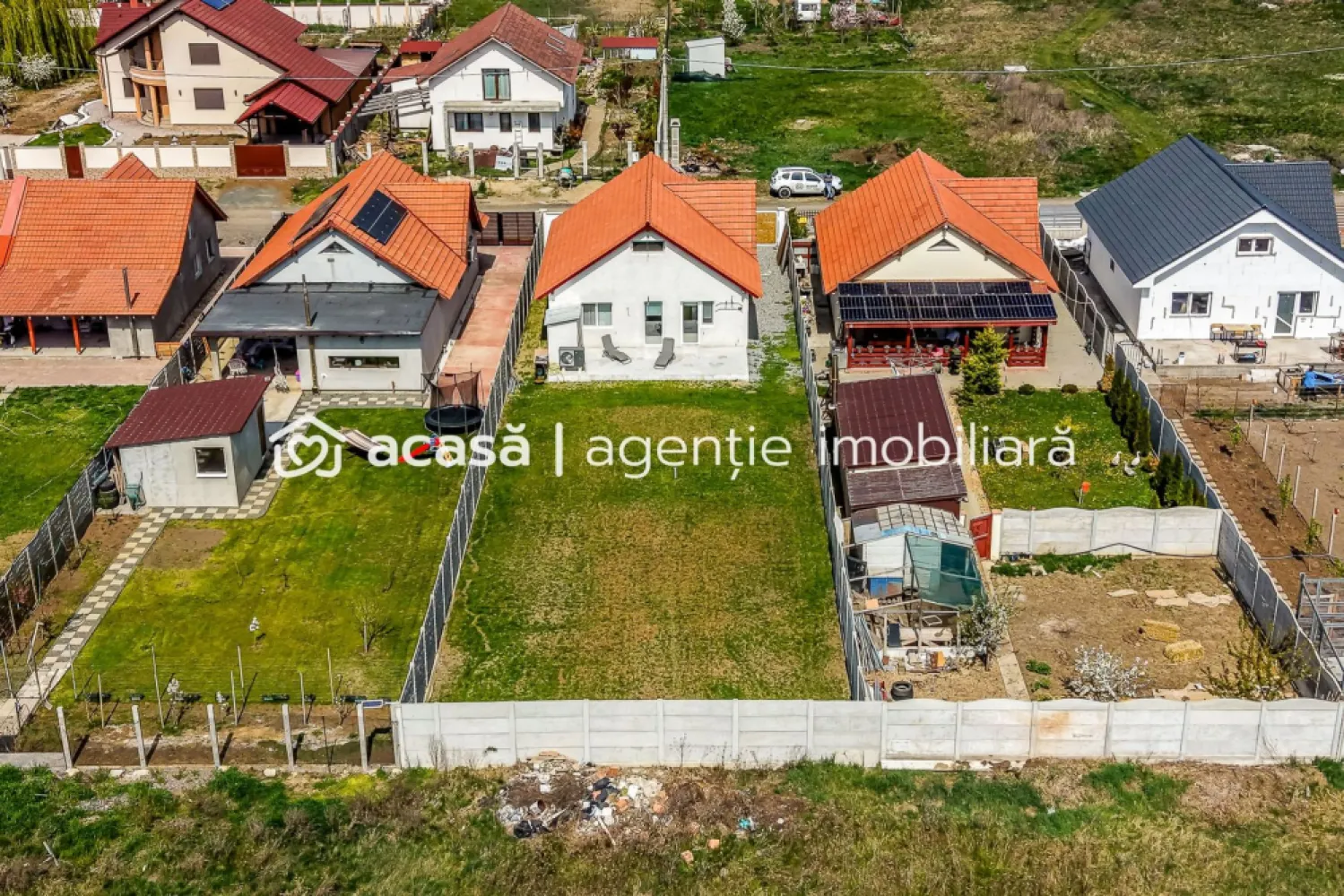 Casă noua, 2022, parter, 2 dormitoare Sânpaul, 10 km Arad - Vrei liniște, dar să rămâi aproape de Arad? Această casă din cartierul Sao Paolo, Sânpaul, îți oferă exact acel echilibru rar: confort, intimitate și acces rapid către oraș. Îți propun spre vânzare o casă cochetă, construită în 2022, situată în cartierul rezidențial Sao Paolo din Sânpaul, la doar 10 km de Arad – o alegere excelentă pentru o familie tânără sau pentru cei care își doresc un stil de viață liniștit. Locuința este construită pe un singur nivel, fiind practică și ușor de întreținut, cu o compartimentare eficientă: 2 dormitoare luminoase living generos cu bucătărie open-space baie cu cadă și geam pentru aerisire Casa este parțial finisată, ceea ce îți oferă libertatea de a o personaliza exact după propriul gust. Avantaje: ✔ Casă ușor de întreținut – ideală pentru un stil de viață relaxat ✔ Zonă liniștită, comunitate în dezvoltare ✔ Doar 10 km până în Arad – acces rapid la toate facilitățile Utilități: Apă Canalizare Curent electric trifazic Este montata pompa de căldura(e necesara racordarea la sistemul de incalzire al casei) Pentru mai multe informații sau pentru programarea unei vizionări, contactează-mă: 📞 Andrei Caracioni – 0757 662 907 Cod proprietate: CP3009359 }}