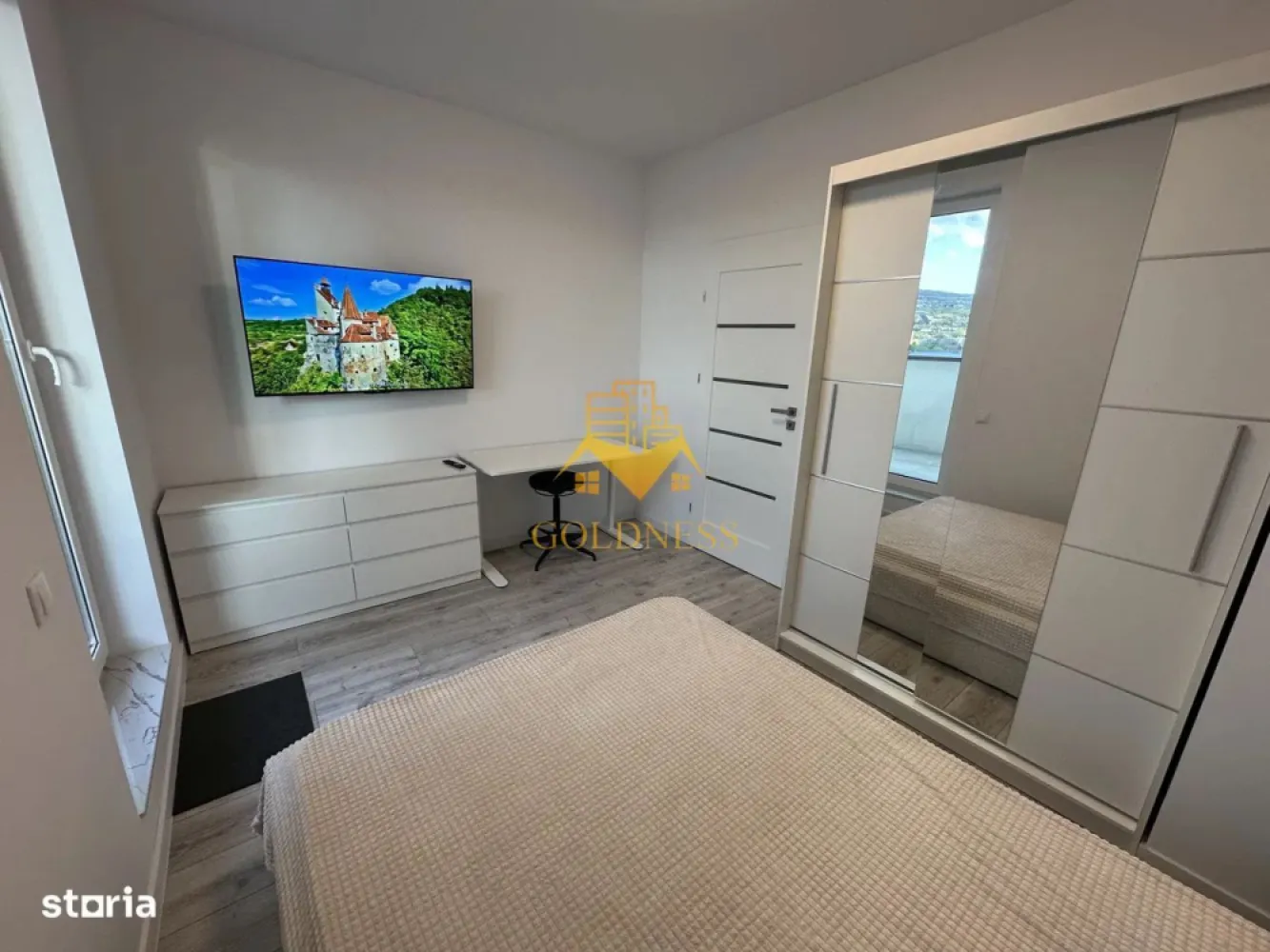 2 camere, terasa 15 mp, bloc nou, Marasti Zona Fabricii, Clujana - GOLDNESS Imobiliare vă propune spre închiriere un apartament cu 2 camere complet mobilat și utilat, la etajul 6 într-un imobil de 6 etaje, în Cartierul Marasti. Posibilitate de parcare in zona! Se află în apropierea stațiilor de transport în comun, magazine, restaurante, spații verzi, farmacii, etc. Apartamentul este compartimentat astfel: - dormitor cu pat matrimonial, dressing, noptiere - living cu bucatarie open space complet utilată și mobilată, canapea extensibilă, loc de servit masa - baie cu cabina de dus, calorifer port prosop și dulap pentru depozitare. - terasa de 15 mp. Imobilul este dotat cu toate cele necesare- centrală proprie, frigider, aragaz, hotă, mașină de spălat haine, etc. Dacă sunteți interesați de acest apartament și doriți să îl vizionați, dar și pentru alte oferte nu ezitați să ne contactați telefonic sau prin e-mail. Vă stăm la dispoziție! Pentru intermediere se percepe un comision de 50% din prețul chiriei! }}
