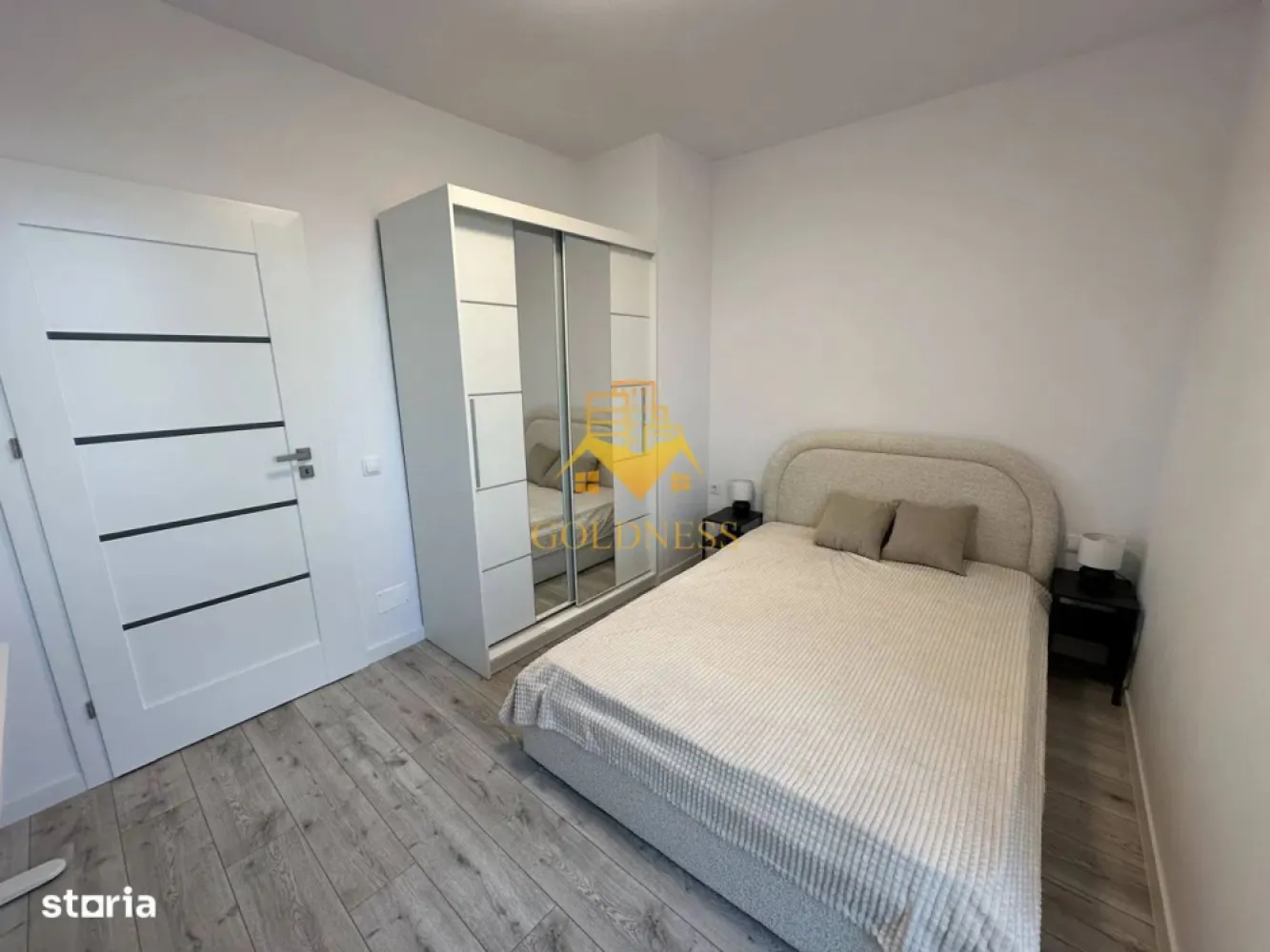 2 camere, terasa 15 mp, bloc nou, Marasti Zona Fabricii, Clujana - GOLDNESS Imobiliare vă propune spre închiriere un apartament cu 2 camere complet mobilat și utilat, la etajul 6 într-un imobil de 6 etaje, în Cartierul Marasti. Posibilitate de parcare in zona! Se află în apropierea stațiilor de transport în comun, magazine, restaurante, spații verzi, farmacii, etc. Apartamentul este compartimentat astfel: - dormitor cu pat matrimonial, dressing, noptiere - living cu bucatarie open space complet utilată și mobilată, canapea extensibilă, loc de servit masa - baie cu cabina de dus, calorifer port prosop și dulap pentru depozitare. - terasa de 15 mp. Imobilul este dotat cu toate cele necesare- centrală proprie, frigider, aragaz, hotă, mașină de spălat haine, etc. Dacă sunteți interesați de acest apartament și doriți să îl vizionați, dar și pentru alte oferte nu ezitați să ne contactați telefonic sau prin e-mail. Vă stăm la dispoziție! Pentru intermediere se percepe un comision de 50% din prețul chiriei! }}