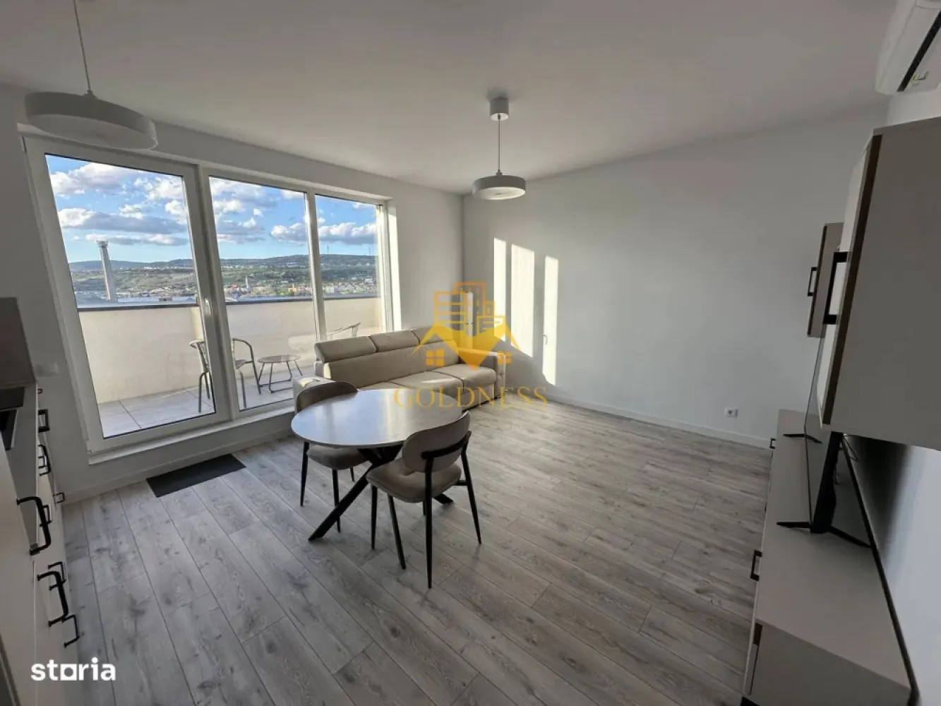 2 camere, terasa 15 mp, bloc nou, Marasti Zona Fabricii, Clujana - GOLDNESS Imobiliare vă propune spre închiriere un apartament cu 2 camere complet mobilat și utilat, la etajul 6 într-un imobil de 6 etaje, în Cartierul Marasti. Posibilitate de parcare in zona! Se află în apropierea stațiilor de transport în comun, magazine, restaurante, spații verzi, farmacii, etc. Apartamentul este compartimentat astfel: - dormitor cu pat matrimonial, dressing, noptiere - living cu bucatarie open space complet utilată și mobilată, canapea extensibilă, loc de servit masa - baie cu cabina de dus, calorifer port prosop și dulap pentru depozitare. - terasa de 15 mp. Imobilul este dotat cu toate cele necesare- centrală proprie, frigider, aragaz, hotă, mașină de spălat haine, etc. Dacă sunteți interesați de acest apartament și doriți să îl vizionați, dar și pentru alte oferte nu ezitați să ne contactați telefonic sau prin e-mail. Vă stăm la dispoziție! Pentru intermediere se percepe un comision de 50% din prețul chiriei! }}