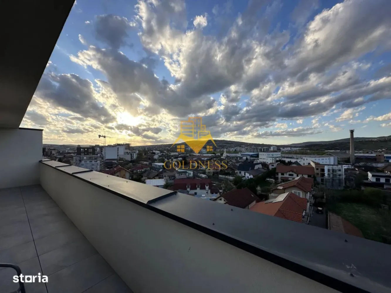 2 camere, terasa 15 mp, bloc nou, Marasti Zona Fabricii, Clujana - GOLDNESS Imobiliare vă propune spre închiriere un apartament cu 2 camere complet mobilat și utilat, la etajul 6 într-un imobil de 6 etaje, în Cartierul Marasti. Posibilitate de parcare in zona! Se află în apropierea stațiilor de transport în comun, magazine, restaurante, spații verzi, farmacii, etc. Apartamentul este compartimentat astfel: - dormitor cu pat matrimonial, dressing, noptiere - living cu bucatarie open space complet utilată și mobilată, canapea extensibilă, loc de servit masa - baie cu cabina de dus, calorifer port prosop și dulap pentru depozitare. - terasa de 15 mp. Imobilul este dotat cu toate cele necesare- centrală proprie, frigider, aragaz, hotă, mașină de spălat haine, etc. Dacă sunteți interesați de acest apartament și doriți să îl vizionați, dar și pentru alte oferte nu ezitați să ne contactați telefonic sau prin e-mail. Vă stăm la dispoziție! Pentru intermediere se percepe un comision de 50% din prețul chiriei! }}