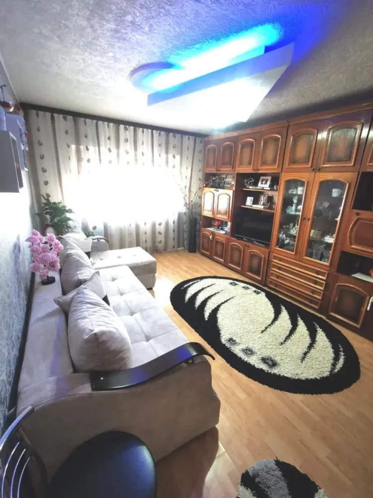 Apartament 2 camere de vânzare – Piața Centrală - Vă propunem spre vânzare un apartament cu 2 camere, situat în zona Piața Centrală, într-un imobil construit în anul 1988. Locuința are o suprafață de 55 mp și este amplasată la etajul 4 din 4. Apartamentul este izolat exterior, oferind un confort termic sporit și eficiență energetică îmbunătățită. Beneficiază de centrală termică proprie și contorizare separată la apă, pentru un control optim al costurilor. Hidroizolația este realizată recent și se află în garanție, oferind siguranță și liniște viitorilor proprietari. Compartimentarea este practică și luminoasă, fiind potrivit atât pentru locuit, cât și pentru investiție. Zona este foarte bună, cu acces rapid la mijloace de transport în comun, piață, școli și alte puncte de interes, oferind confort și accesibilitate pentru întreaga familie. Preț: 65.000 € negociabil. Pentru mai multe detalii sau pentru programarea unei vizionări, nu ezitați să ne contactați. Telefon 0746.252.252 - Liliana Ene, consilier imobiliar Mag Invest }}