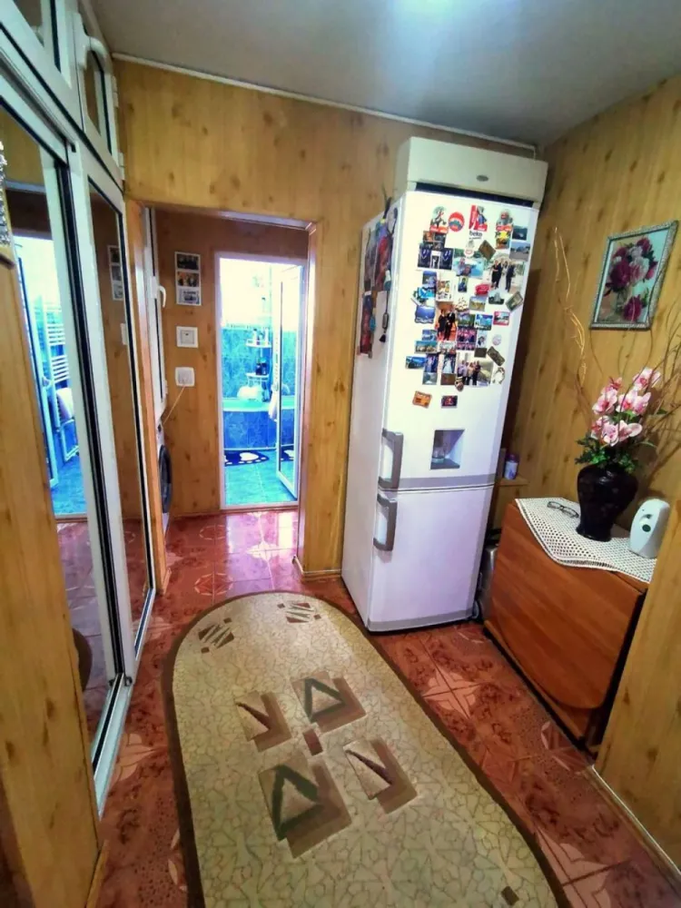 Apartament 2 camere de vânzare – Piața Centrală - Vă propunem spre vânzare un apartament cu 2 camere, situat în zona Piața Centrală, într-un imobil construit în anul 1988. Locuința are o suprafață de 55 mp și este amplasată la etajul 4 din 4. Apartamentul este izolat exterior, oferind un confort termic sporit și eficiență energetică îmbunătățită. Beneficiază de centrală termică proprie și contorizare separată la apă, pentru un control optim al costurilor. Hidroizolația este realizată recent și se află în garanție, oferind siguranță și liniște viitorilor proprietari. Compartimentarea este practică și luminoasă, fiind potrivit atât pentru locuit, cât și pentru investiție. Zona este foarte bună, cu acces rapid la mijloace de transport în comun, piață, școli și alte puncte de interes, oferind confort și accesibilitate pentru întreaga familie. Preț: 65.000 € negociabil. Pentru mai multe detalii sau pentru programarea unei vizionări, nu ezitați să ne contactați. Telefon 0746.252.252 - Liliana Ene, consilier imobiliar Mag Invest }}