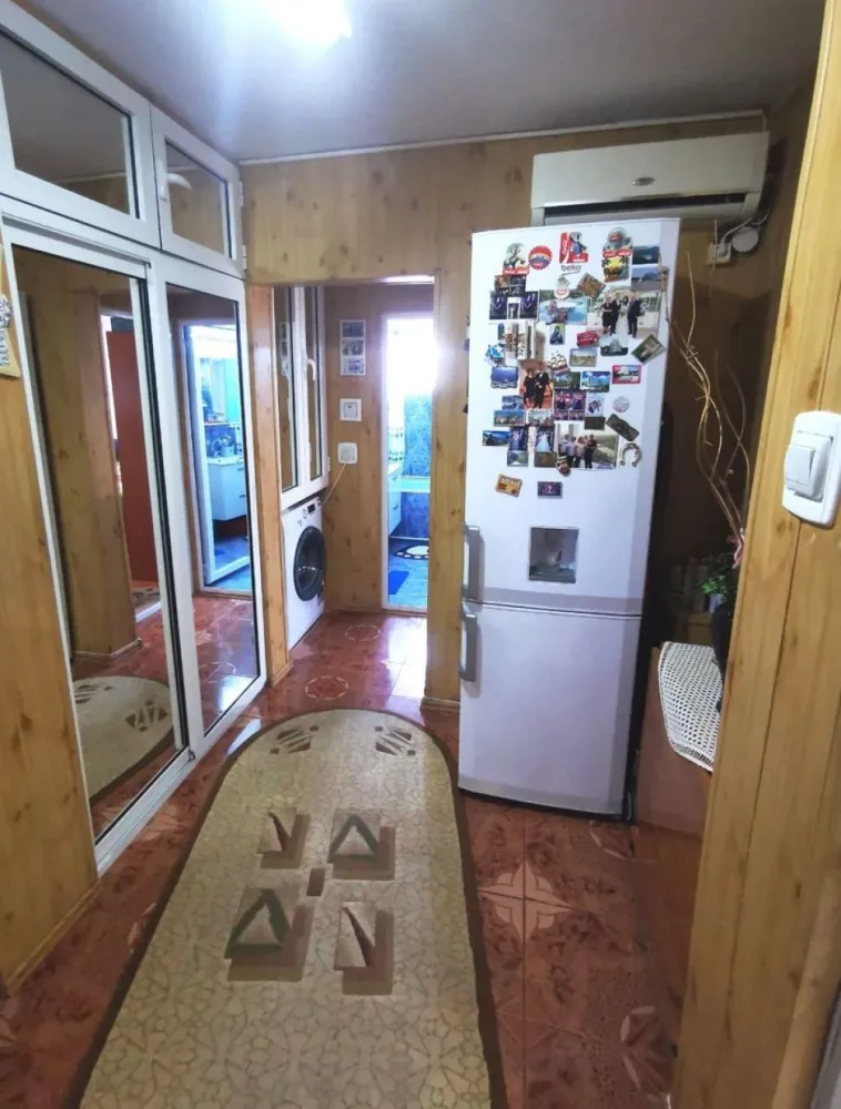 Apartament 2 camere de vânzare – Piața Centrală - Vă propunem spre vânzare un apartament cu 2 camere, situat în zona Piața Centrală, într-un imobil construit în anul 1988. Locuința are o suprafață de 55 mp și este amplasată la etajul 4 din 4. Apartamentul este izolat exterior, oferind un confort termic sporit și eficiență energetică îmbunătățită. Beneficiază de centrală termică proprie și contorizare separată la apă, pentru un control optim al costurilor. Hidroizolația este realizată recent și se află în garanție, oferind siguranță și liniște viitorilor proprietari. Compartimentarea este practică și luminoasă, fiind potrivit atât pentru locuit, cât și pentru investiție. Zona este foarte bună, cu acces rapid la mijloace de transport în comun, piață, școli și alte puncte de interes, oferind confort și accesibilitate pentru întreaga familie. Preț: 65.000 € negociabil. Pentru mai multe detalii sau pentru programarea unei vizionări, nu ezitați să ne contactați. Telefon 0746.252.252 - Liliana Ene, consilier imobiliar Mag Invest }}