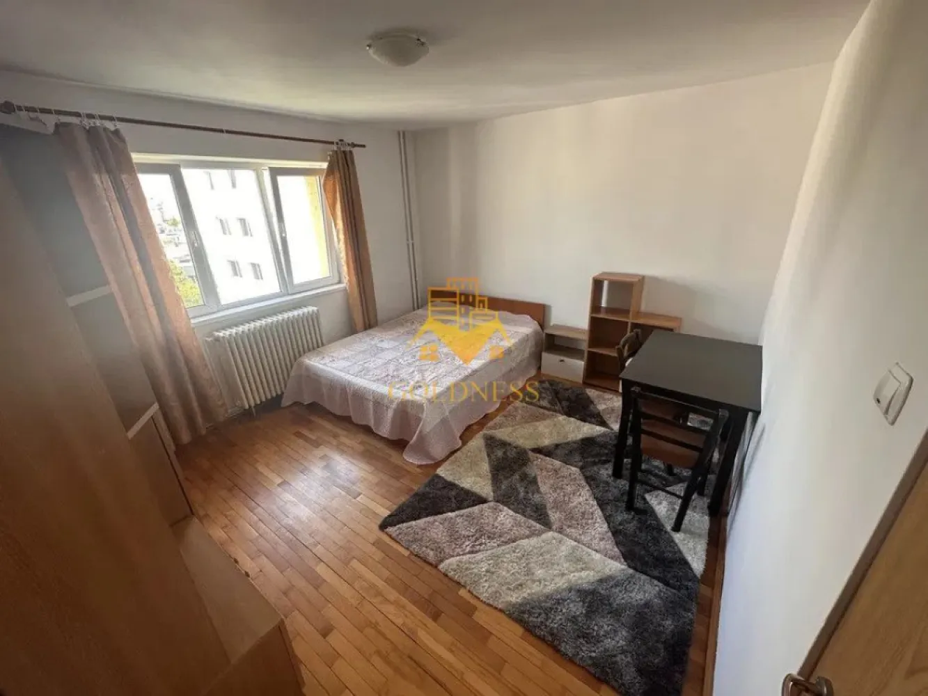 2 camere, decomandate, Manastur, Mehedinti, Big, Minerva, McDonalds - GOLDNESS Imobiliare vă propune spre închiriere un apartament cu 2 camere complet mobilat și utilat, la etajul 6 într-un imobil de 10 etaje, în Cartierul Manastur. Se poate parca prin zona. Se află în apropierea stațiilor de transport în comun, magazine, restaurante, spații verzi, farmacii, etc. Apartamentul este compartimentat astfel: - dormitor cu pat matrimonial, dressing, noptiere, birou - dormitor cu pat de o singura persoana, birou - bucatarie complet utilată și mobilată, loc de servit masa - baie cu cada, calorifer port prosop și dulap pentru depozitare. Imobilul este dotat cu toate cele necesare- centrală proprie, mașină de spălat haine, frigider, plită electrică, hotă, etc. Dacă sunteți interesați de acest apartament și doriți să îl vizionați, dar și pentru alte oferte nu ezitați să ne contactați telefonic sau prin e-mail. Vă stăm la dispoziție! Pentru intermediere se percepe un comision de 50% din prețul chiriei! }}