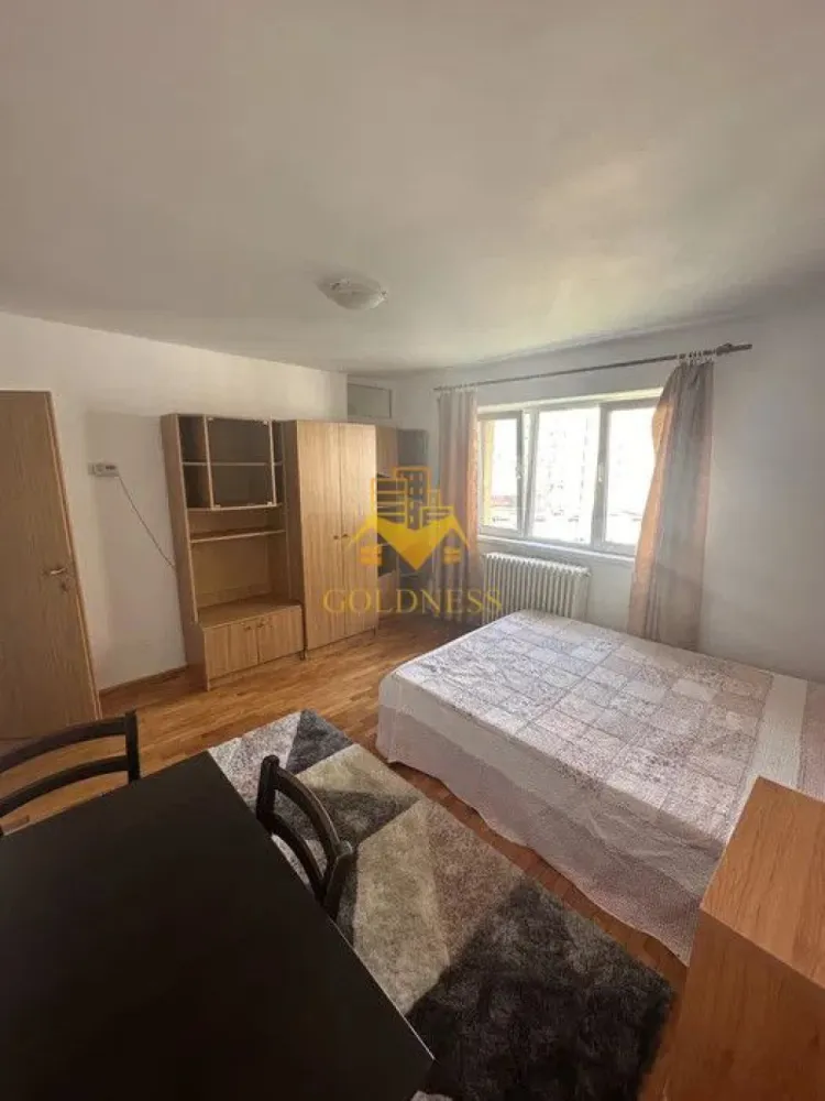 2 camere, decomandate, Manastur, Mehedinti, Big, Minerva, McDonalds - GOLDNESS Imobiliare vă propune spre închiriere un apartament cu 2 camere complet mobilat și utilat, la etajul 6 într-un imobil de 10 etaje, în Cartierul Manastur. Se poate parca prin zona. Se află în apropierea stațiilor de transport în comun, magazine, restaurante, spații verzi, farmacii, etc. Apartamentul este compartimentat astfel: - dormitor cu pat matrimonial, dressing, noptiere, birou - dormitor cu pat de o singura persoana, birou - bucatarie complet utilată și mobilată, loc de servit masa - baie cu cada, calorifer port prosop și dulap pentru depozitare. Imobilul este dotat cu toate cele necesare- centrală proprie, mașină de spălat haine, frigider, plită electrică, hotă, etc. Dacă sunteți interesați de acest apartament și doriți să îl vizionați, dar și pentru alte oferte nu ezitați să ne contactați telefonic sau prin e-mail. Vă stăm la dispoziție! Pentru intermediere se percepe un comision de 50% din prețul chiriei! }}