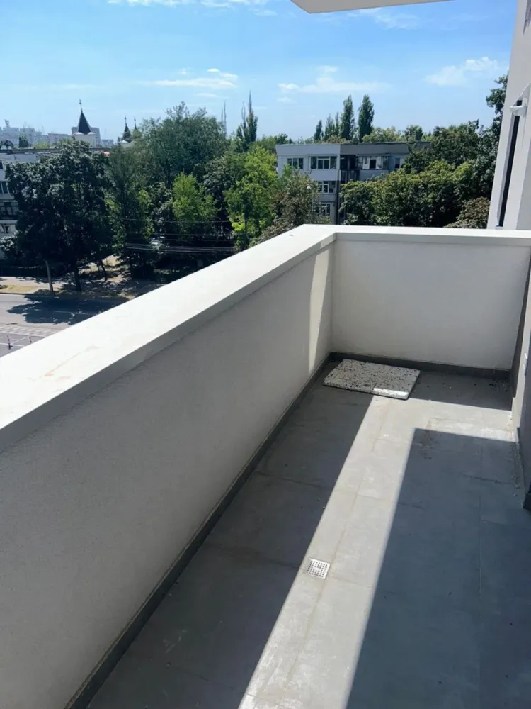 Apartament 2 camere - Flamingo Luxury 2, bloc nou 2025 - Apartament modern, finalizat in august 2025, situat in complexul rezidential Flamingo Luxury 2, zona centrala a orasului. Detalii proprietate: - Suprafata utila: 56 mp - Suprafata construita: 70 mp - Compartimentare: 2 camere, bucatarie, baie, balcon generos 8 mp (semidecomandat) - Etaj: 4 din 9 - Pret: 114000 euro - Chirie potentiala in zona: 700–800 EUR/luna - Pret loc de parcare suprateran 8000 euro. Dotari si facilitati: - 2 lifturi de ultima generatie - Centrala termica proprie - Incalzire in pardoseala - Aer conditionat - Parchet, finisaje de calitate superioara - Baie complet utilata - Interfon audio-video - Usi interioare si exterioare premium - Tavan extensibil alb - Geamuri tripan + acces din living spre balcon - Bloc iluminat exterior cu LED si parcare iluminata - Paza umana 24/7 Locatie excelenta - Zona 0 a orasului: - Carrefour la parterul blocului Flamingo 1 - In apropiere: Sectia 2 politie, Penny Market, Liceul 10, MaxFit, statie Peco, spalatorii auto, iesire rapida spre B-dul George Cosbuc - 2-5 minute cu masina: Tiglina 1, Faleza Dunarii, Stadion, Spitalul de Copii, City Mall Relatii suplimentare si programari la telefon 0746.252.252 - Liliana Ene, consilier imobiliar MAG INVEST }}