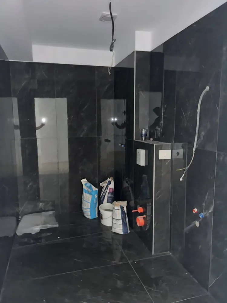 Apartament 2 camere - Flamingo Luxury 2, bloc nou 2025 - Apartament modern, finalizat in august 2025, situat in complexul rezidential Flamingo Luxury 2, zona centrala a orasului. Detalii proprietate: - Suprafata utila: 56 mp - Suprafata construita: 70 mp - Compartimentare: 2 camere, bucatarie, baie, balcon generos 8 mp (semidecomandat) - Etaj: 4 din 9 - Pret: 114000 euro - Chirie potentiala in zona: 700–800 EUR/luna - Pret loc de parcare suprateran 8000 euro. Dotari si facilitati: - 2 lifturi de ultima generatie - Centrala termica proprie - Incalzire in pardoseala - Aer conditionat - Parchet, finisaje de calitate superioara - Baie complet utilata - Interfon audio-video - Usi interioare si exterioare premium - Tavan extensibil alb - Geamuri tripan + acces din living spre balcon - Bloc iluminat exterior cu LED si parcare iluminata - Paza umana 24/7 Locatie excelenta - Zona 0 a orasului: - Carrefour la parterul blocului Flamingo 1 - In apropiere: Sectia 2 politie, Penny Market, Liceul 10, MaxFit, statie Peco, spalatorii auto, iesire rapida spre B-dul George Cosbuc - 2-5 minute cu masina: Tiglina 1, Faleza Dunarii, Stadion, Spitalul de Copii, City Mall Relatii suplimentare si programari la telefon 0746.252.252 - Liliana Ene, consilier imobiliar MAG INVEST }}