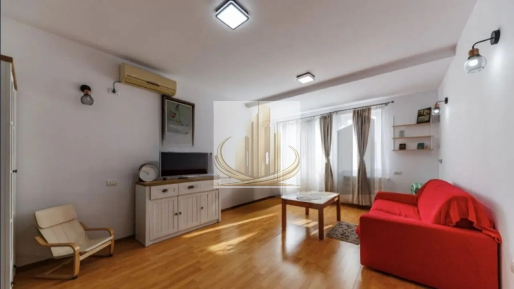 Apartament 2 camere decomandat, etaj 1, parcare inclusa, DUMBRAVITA - Grand Mobilis Imobiliare vă propune spre vânzare un apartament cu 2 camere decomandat, situat la etajul 1 al unui imobil cochet (P+1E+M, construit în 2007), amplasat într-o zonă liniștită și foarte bine conectată. Proprietatea are o suprafață utilă de 63 mp, la care se adaugă un balcon generos de 5,7 mp, și beneficiază de o compartimentare practică, fiind ideală pentru un cuplu sau o familie. Compartimentare: Hol Bucătărie închisă Living luminos Dormitor Baie Balcon spațios Apartamentul se poate vinde mobilat sau nemobilat, în funcție de preferințele viitorului proprietar. Dotări și avantaje: Centrală proprie schimbată în urmă cu aproximativ 2 ani (practic nouă) Loc de parcare privat de 12 mp, situat chiar în fața imobilului, inclus în preț Localizarea este una foarte bună, cu acces rapid către Timișoara și în proximitatea numeroaselor facilități: Kaufland, McDonald’s, Mega Image, sală de fitness, restaurante și cafenele. Preț: 124.900 € (negociabil) Disponibil imediat. Această proprietate reprezintă o alegere excelentă atât pentru locuință personală, cât și pentru investiție. Pentru mai multe detalii sau programarea unei vizionări, echipa Grand Mobilis Imobiliare vă stă la dispoziție. ID Intern: CP3022522 }}