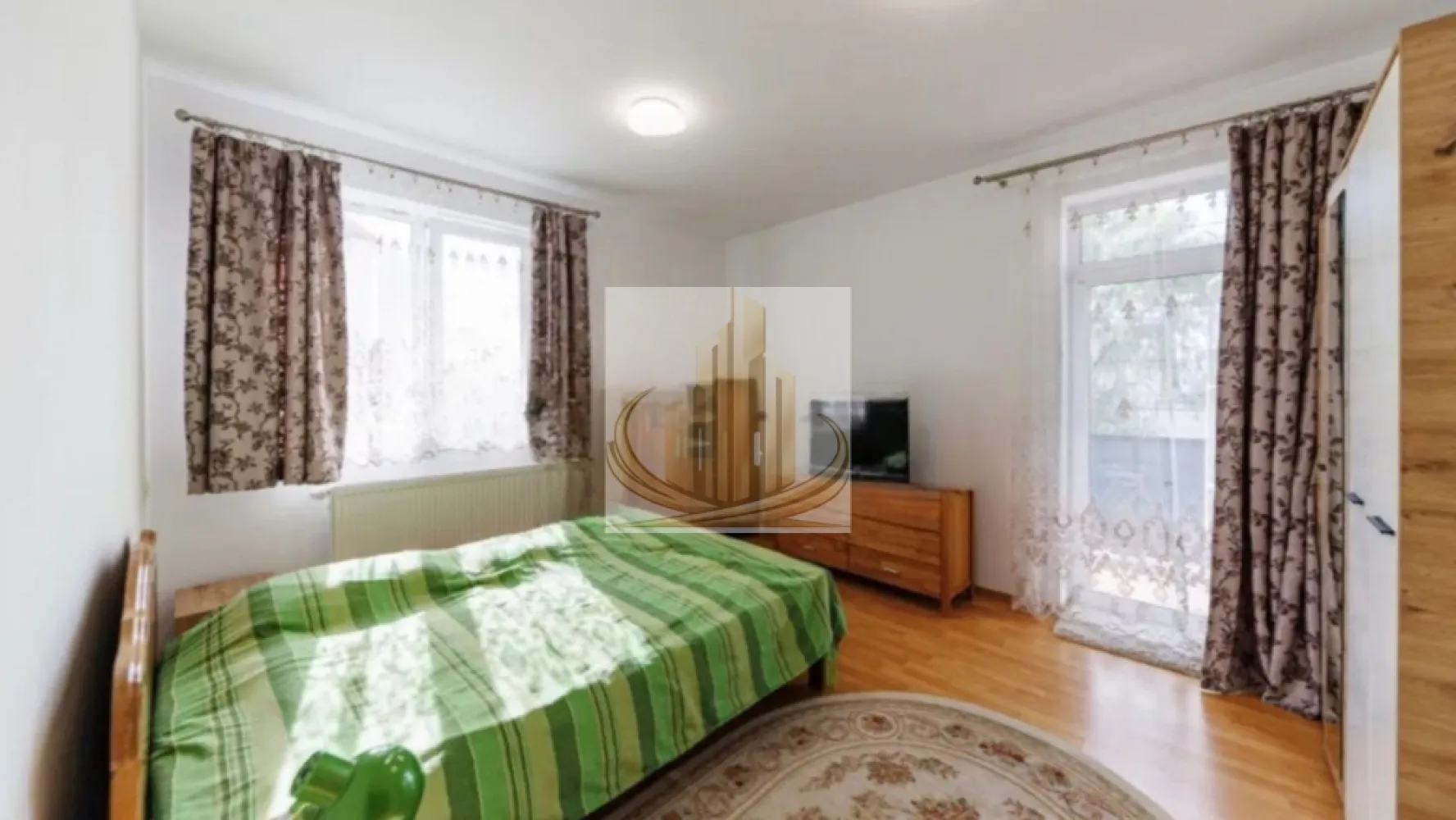 Apartament 2 camere decomandat, etaj 1, parcare inclusa, DUMBRAVITA - Grand Mobilis Imobiliare vă propune spre vânzare un apartament cu 2 camere decomandat, situat la etajul 1 al unui imobil cochet (P+1E+M, construit în 2007), amplasat într-o zonă liniștită și foarte bine conectată. Proprietatea are o suprafață utilă de 63 mp, la care se adaugă un balcon generos de 5,7 mp, și beneficiază de o compartimentare practică, fiind ideală pentru un cuplu sau o familie. Compartimentare: Hol Bucătărie închisă Living luminos Dormitor Baie Balcon spațios Apartamentul se poate vinde mobilat sau nemobilat, în funcție de preferințele viitorului proprietar. Dotări și avantaje: Centrală proprie schimbată în urmă cu aproximativ 2 ani (practic nouă) Loc de parcare privat de 12 mp, situat chiar în fața imobilului, inclus în preț Localizarea este una foarte bună, cu acces rapid către Timișoara și în proximitatea numeroaselor facilități: Kaufland, McDonald’s, Mega Image, sală de fitness, restaurante și cafenele. Preț: 124.900 € (negociabil) Disponibil imediat. Această proprietate reprezintă o alegere excelentă atât pentru locuință personală, cât și pentru investiție. Pentru mai multe detalii sau programarea unei vizionări, echipa Grand Mobilis Imobiliare vă stă la dispoziție. ID Intern: CP3022522 }}