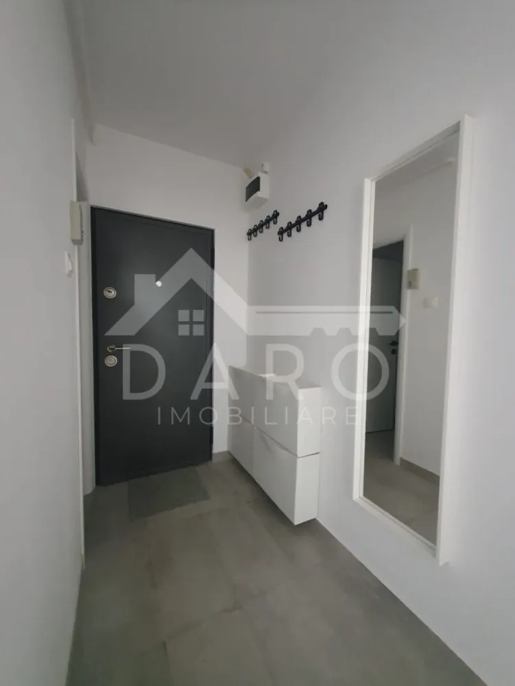 APARTAMENT 2 CAMERE MODERN – PANDURILOR – ETAJ 1 – 400€/LUNĂ 🔥 - APARTAMENT 2 CAMERE MODERN – PANDURILOR – ETAJ 1 – 400€/LUNĂ 🔥 📍 Târgu Mureș · Zona Pandurilor 🏡 Apartament | Închiriere | 2 camere | 52 mp | Decomandat | Etaj 1/4 ✨ Descriere: Se oferă spre închiriere un apartament cu 2 camere, decomandat, modern și bine întreținut, situat în zona Pandurilor, la etajul 1 – o poziție ideală 👇 Locuința este complet mobilată și utilată modern, fiind pregătită pentru mutare imediată. ✨ Compartimentare: ✔️ 2 camere 🛋️🛏️ ✔️ Bucătărie 🍳 ✔️ Baie 🛁 ✔️ Cămară + debara – spațiu extra de depozitare 📦 ✔️ Balcon închis 🌿 💎 Avantaje: ✔️ Decomandat – compartimentare practică ✔️ Etaj 1 – foarte căutat ✔️ Mobilat și utilat modern ✔️ Spații de depozitare multiple ✔️ Zonă accesibilă și bine conectată 📌 Condiții: ✔️ Garanție: o chirie ✔️ Ideal pentru cuplu sau persoană singură ✔️ Nu se acceptă animale de companie sau copii 💰 Preț: 400 €/lună 📞 0749 535 729 – pentru detalii și vizionare 🤝 Proprietate promovată prin DARO Imobiliare 💡 Vrei să îți cumperi propriul apartament? Prin Kiwi Finance beneficiezi de cele mai bune soluții de credit, rapid și fără costuri pentru tine }}