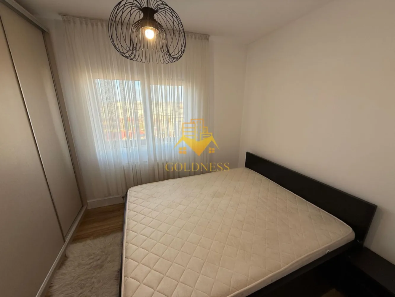 3 camere open space, Aurel Vlaicu, Fsega, Iulius Mall, Lidl - GOLDNESS Imobiliare vă propune spre închiriere un apartament cu 3 camere complet mobilat și utilat, la etajul 8 într-un imobil de 8 etaje, în Cartierul Aurel Vlaicu. Se poate parca prin zona. Se află în apropierea stațiilor de transport în comun, magazine, restaurante, spații verzi, farmacii, etc. Apartamentul este compartimentat astfel: - dormitor cu pat matrimonial, dressing, noptiere - dormitor cu pat matrimonial, dressing, noptiere - living cu bucatarie open space complet utilată și mobilată, canapea extensibilă, loc de servit masa - baie cu cada, calorifer port prosop și dulap pentru depozitare. Imobilul este dotat cu toate cele necesare- centrală proprie, frigider, aragaz, hotă, mașină de spălat haine, etc. Dacă sunteți interesați de acest apartament și doriți să îl vizionați, dar și pentru alte oferte nu ezitați să ne contactați telefonic sau prin e-mail. Vă stăm la dispoziție! Pentru intermediere se percepe un comision de 50% din prețul chiriei! }}