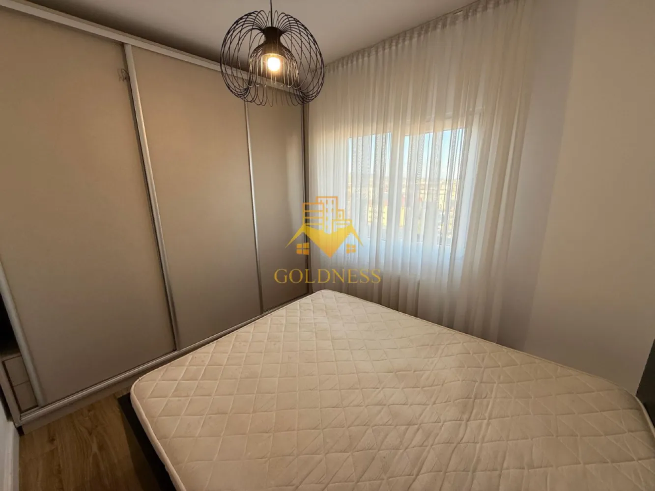 3 camere open space, Aurel Vlaicu, Fsega, Iulius Mall, Lidl - GOLDNESS Imobiliare vă propune spre închiriere un apartament cu 3 camere complet mobilat și utilat, la etajul 8 într-un imobil de 8 etaje, în Cartierul Aurel Vlaicu. Se poate parca prin zona. Se află în apropierea stațiilor de transport în comun, magazine, restaurante, spații verzi, farmacii, etc. Apartamentul este compartimentat astfel: - dormitor cu pat matrimonial, dressing, noptiere - dormitor cu pat matrimonial, dressing, noptiere - living cu bucatarie open space complet utilată și mobilată, canapea extensibilă, loc de servit masa - baie cu cada, calorifer port prosop și dulap pentru depozitare. Imobilul este dotat cu toate cele necesare- centrală proprie, frigider, aragaz, hotă, mașină de spălat haine, etc. Dacă sunteți interesați de acest apartament și doriți să îl vizionați, dar și pentru alte oferte nu ezitați să ne contactați telefonic sau prin e-mail. Vă stăm la dispoziție! Pentru intermediere se percepe un comision de 50% din prețul chiriei! }}