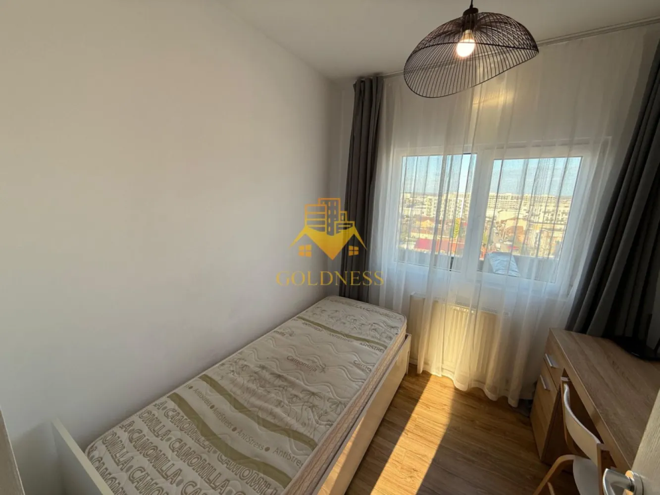 3 camere open space, Aurel Vlaicu, Fsega, Iulius Mall, Lidl - GOLDNESS Imobiliare vă propune spre închiriere un apartament cu 3 camere complet mobilat și utilat, la etajul 8 într-un imobil de 8 etaje, în Cartierul Aurel Vlaicu. Se poate parca prin zona. Se află în apropierea stațiilor de transport în comun, magazine, restaurante, spații verzi, farmacii, etc. Apartamentul este compartimentat astfel: - dormitor cu pat matrimonial, dressing, noptiere - dormitor cu pat matrimonial, dressing, noptiere - living cu bucatarie open space complet utilată și mobilată, canapea extensibilă, loc de servit masa - baie cu cada, calorifer port prosop și dulap pentru depozitare. Imobilul este dotat cu toate cele necesare- centrală proprie, frigider, aragaz, hotă, mașină de spălat haine, etc. Dacă sunteți interesați de acest apartament și doriți să îl vizionați, dar și pentru alte oferte nu ezitați să ne contactați telefonic sau prin e-mail. Vă stăm la dispoziție! Pentru intermediere se percepe un comision de 50% din prețul chiriei! }}