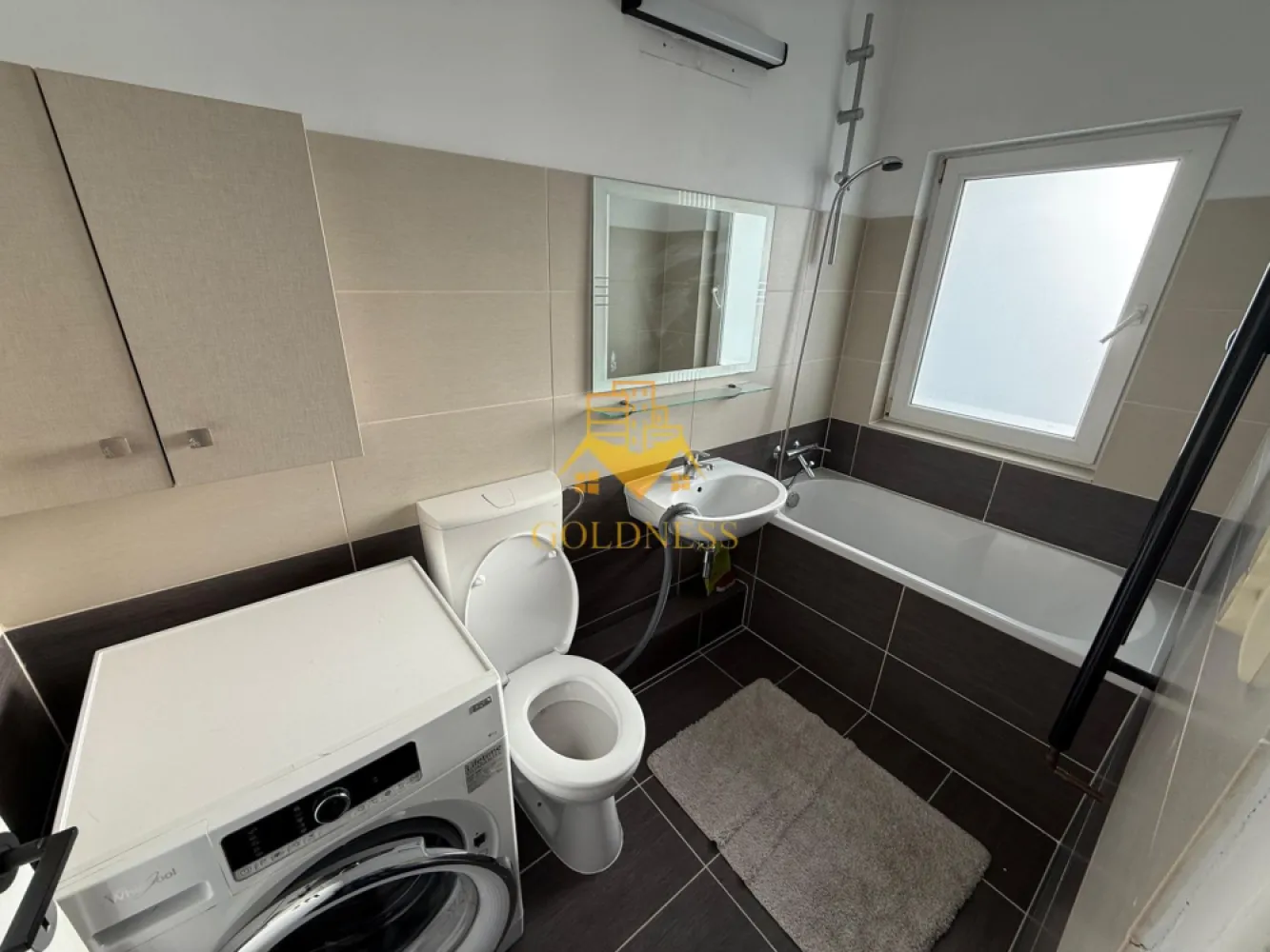 3 camere open space, Aurel Vlaicu, Fsega, Iulius Mall, Lidl - GOLDNESS Imobiliare vă propune spre închiriere un apartament cu 3 camere complet mobilat și utilat, la etajul 8 într-un imobil de 8 etaje, în Cartierul Aurel Vlaicu. Se poate parca prin zona. Se află în apropierea stațiilor de transport în comun, magazine, restaurante, spații verzi, farmacii, etc. Apartamentul este compartimentat astfel: - dormitor cu pat matrimonial, dressing, noptiere - dormitor cu pat matrimonial, dressing, noptiere - living cu bucatarie open space complet utilată și mobilată, canapea extensibilă, loc de servit masa - baie cu cada, calorifer port prosop și dulap pentru depozitare. Imobilul este dotat cu toate cele necesare- centrală proprie, frigider, aragaz, hotă, mașină de spălat haine, etc. Dacă sunteți interesați de acest apartament și doriți să îl vizionați, dar și pentru alte oferte nu ezitați să ne contactați telefonic sau prin e-mail. Vă stăm la dispoziție! Pentru intermediere se percepe un comision de 50% din prețul chiriei! }}