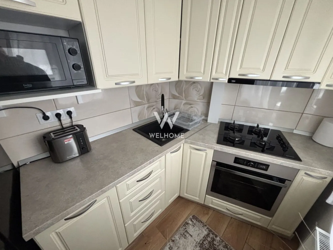 Apartament 1 cameră cu vedere directă spre Parcul Ștrand - COMISION 0% Locuință modernă, complet mobilată și utilată, gata de mutare, situată într-una dintre cele mai apreciate zone – Ștrand - Suprafata utila: 29 mp - ⁠Poziționat la parterul înalt al unui bloc cu 4E+M. - ⁠Apartamentul a fost renovat și se vinde complet mobilat-utilat cu electrocasnice NOI (mașină de spălat rufe, mașină de uscat), instalație electrică schimbată, mobilier de calitate, centrală nouă, TV, bucătărie dotată cu tot ce este necesar. - ⁠Compartimentat astfel: hol acces, cameră, bucătărie separată și baie. - ⁠Apartament poziționat într-o zonă deosebită, cu vedere spre Parcul Ștrand, oferind proximitate imediată față de supermarket-uri, clinică, unități de învățământ și transport public în comun. - ⁠Imobilul beneficiază de pivniță proprie, perfectă pentru depozitare. - ⁠Zona beneficiază de multiple locuri de parcare disponibile în fața blocului. Telefon: 0747.639.802 Preț: 74.999 Euro }}