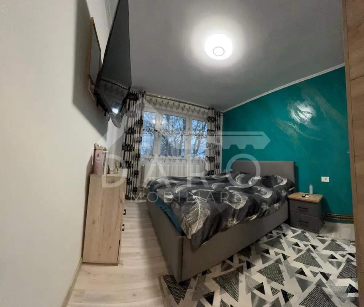 Apartament 2 camere decomandat – Libertății | Etaj 2 | 115.000 € - Apartament 2 camere decomandat – Libertății | Etaj 2 | 115.000 € ✨ O oportunitate excelentă pentru locuire sau investiție! 📍 Se oferă spre vânzare un apartament cu 2 camere decomandate, situat în cartierul Libertății, la etajul 2 din 10, într-un bloc bine întreținut. 📐 Suprafață utilă: 54 mp 🔑 Compartimentare: • Living spațios • Dormitor • Bucătărie • Cămară • Baie • Hol • Balcon (cu acces din living și bucătărie) 💎 Dotări și îmbunătățiri: ✔ Centrală termică proprie ✔ Instalație electrică complet schimbată ✔ Geamuri termopan ✔ Baie complet renovată ✔ Uși interioare schimbate ✔ Gresie și parchet ✔ Mobilă nouă ✔ Finisaje moderne 🛋️ Se vinde complet mobilat și utilat, exact ca în poze – gata de mutare imediată! 💰 Preț: 115.000 € 📞 Pentru detalii și vizionare: 0749 535 729 }}