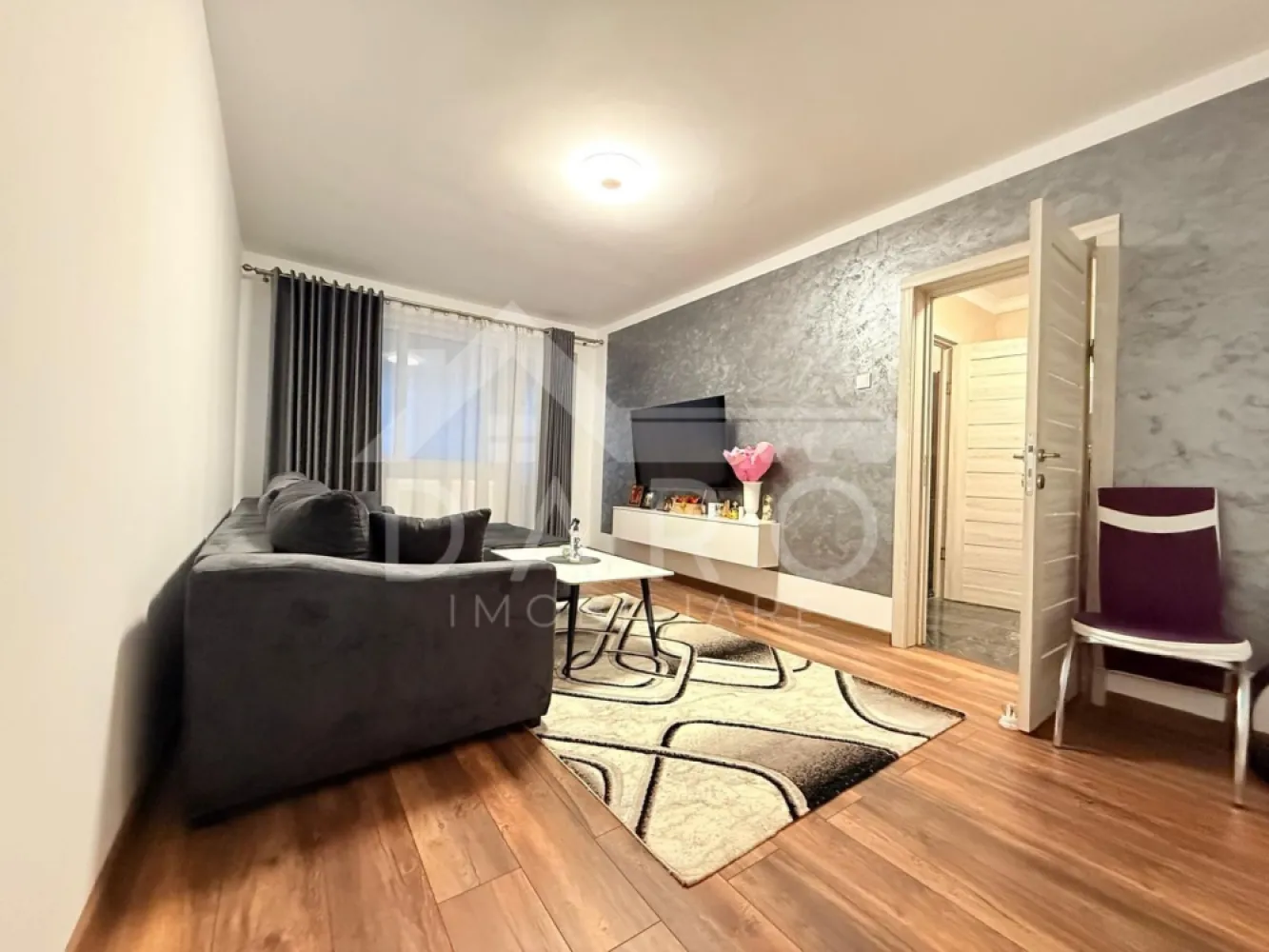 Apartament 2 camere decomandat – Libertății | Etaj 2 | 115.000 € - Apartament 2 camere decomandat – Libertății | Etaj 2 | 115.000 € ✨ O oportunitate excelentă pentru locuire sau investiție! 📍 Se oferă spre vânzare un apartament cu 2 camere decomandate, situat în cartierul Libertății, la etajul 2 din 10, într-un bloc bine întreținut. 📐 Suprafață utilă: 54 mp 🔑 Compartimentare: • Living spațios • Dormitor • Bucătărie • Cămară • Baie • Hol • Balcon (cu acces din living și bucătărie) 💎 Dotări și îmbunătățiri: ✔ Centrală termică proprie ✔ Instalație electrică complet schimbată ✔ Geamuri termopan ✔ Baie complet renovată ✔ Uși interioare schimbate ✔ Gresie și parchet ✔ Mobilă nouă ✔ Finisaje moderne 🛋️ Se vinde complet mobilat și utilat, exact ca în poze – gata de mutare imediată! 💰 Preț: 115.000 € 📞 Pentru detalii și vizionare: 0749 535 729 }}