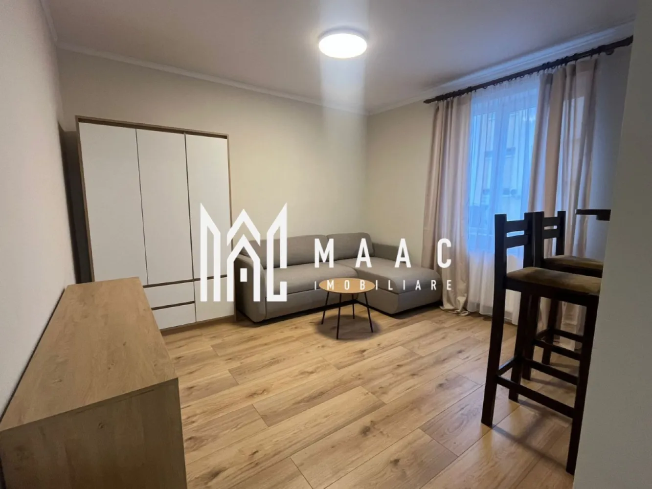 Garsonieră | Mobilată și utilată | Parter | Turnișor-Ogorului - Maac Imobiliare prezintă spre închiriere o garsonieră situată în cartierul Turnișor, pe strada Ogorului, într-un imobil nou, cu acces facil către stații de autobuz și multiple puncte de interes. Locuința are o suprafață de 26 mp și este compartimentată eficient, fiind compusă din cameră cu canapea extensibilă, dulap și comodă, bucătărie complet mobilată și utilată (frigider, aragaz, hotă, centrală termică), baie cu cadă și geam de aerisire, precum și hol cu spații de depozitare și cuier. Garsoniera este amplasată la parter și a fost recent renovată, oferind un spațiu curat, modern și primitor, ideal pentru o persoană sau un cuplu. Dotări și beneficii: Mobilier nou în cameră Canapea nouă, confortabilă Mașină de spălat nouă Compartimentare practică Preț închiriere: 300 euro/lună Nu se acceptă animale de companie. Se percepe o garanție echivalentă unei chirii. Pentru mai multe detalii sau pentru stabilirea unei vizionări, vă invităm să contactați MAAC Imobiliare. ID: CP3018653 }}