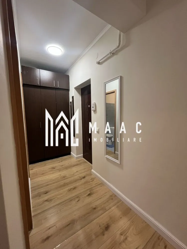 Garsonieră | Mobilată și utilată | Parter | Turnișor-Ogorului - Maac Imobiliare prezintă spre închiriere o garsonieră situată în cartierul Turnișor, pe strada Ogorului, într-un imobil nou, cu acces facil către stații de autobuz și multiple puncte de interes. Locuința are o suprafață de 26 mp și este compartimentată eficient, fiind compusă din cameră cu canapea extensibilă, dulap și comodă, bucătărie complet mobilată și utilată (frigider, aragaz, hotă, centrală termică), baie cu cadă și geam de aerisire, precum și hol cu spații de depozitare și cuier. Garsoniera este amplasată la parter și a fost recent renovată, oferind un spațiu curat, modern și primitor, ideal pentru o persoană sau un cuplu. Dotări și beneficii: Mobilier nou în cameră Canapea nouă, confortabilă Mașină de spălat nouă Compartimentare practică Preț închiriere: 300 euro/lună Nu se acceptă animale de companie. Se percepe o garanție echivalentă unei chirii. Pentru mai multe detalii sau pentru stabilirea unei vizionări, vă invităm să contactați MAAC Imobiliare. ID: CP3018653 }}